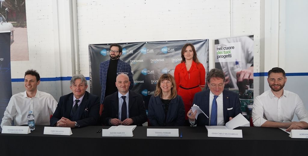 L’11 aprile 2022 la start-up ReFuel Solutions è stata la regina dell’evento “Energia pulita e mobilità sostenibile, accolto dall’incubatore E-Hub all’interno degli stabilimenti di Modena del Techboard Group: in piedi da sinistra, accanto al tavolo dei relatori, i fondatori Marco Di Mola e Rexhina Saraci