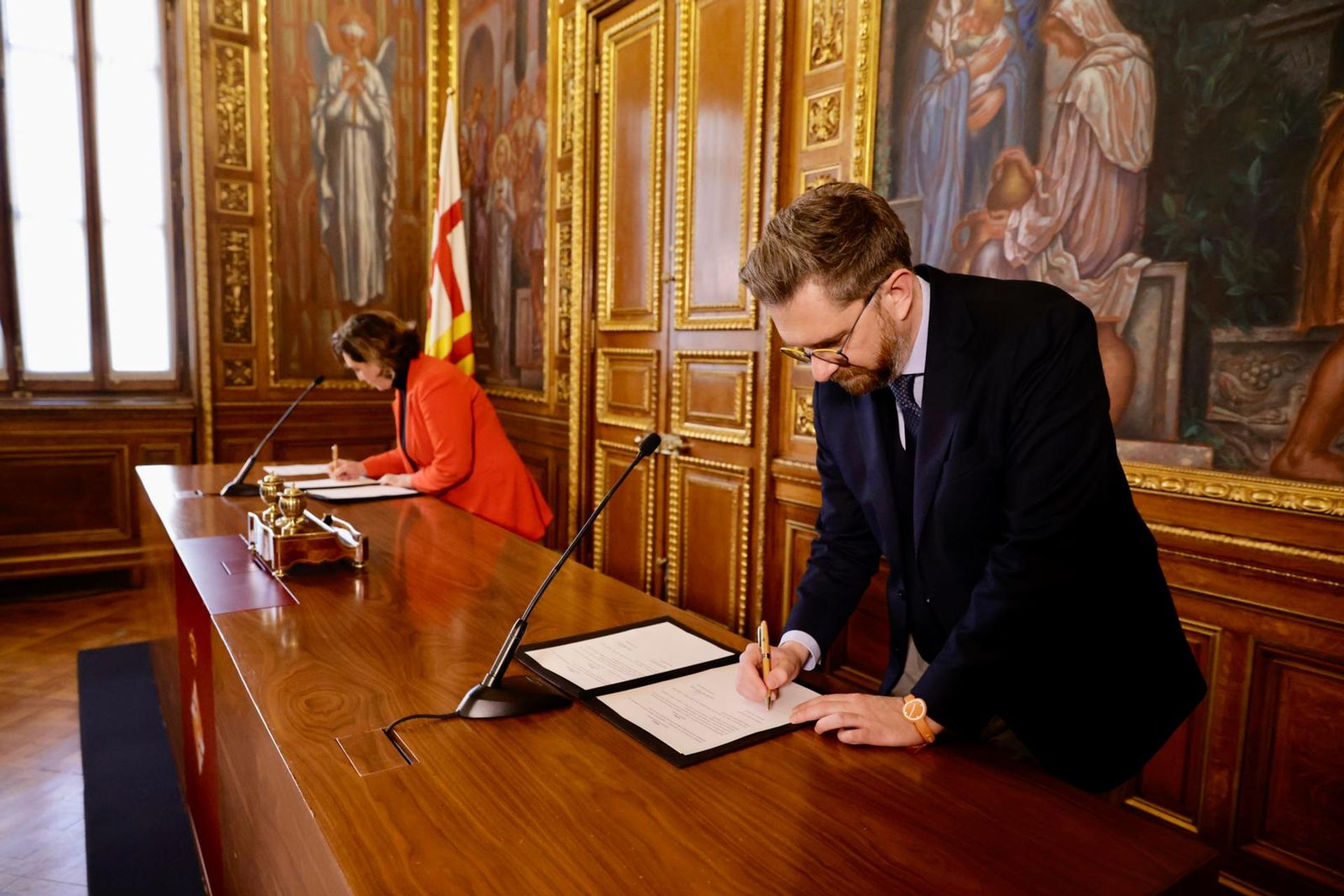 La firma dell’accordo di collaborazione fra il Comune di Bologna e l’Ajuntament de Barcelona, siglato ufficialmente dai Sindaci delle due grandi città europee Matteo Lepore e Ada Colau
