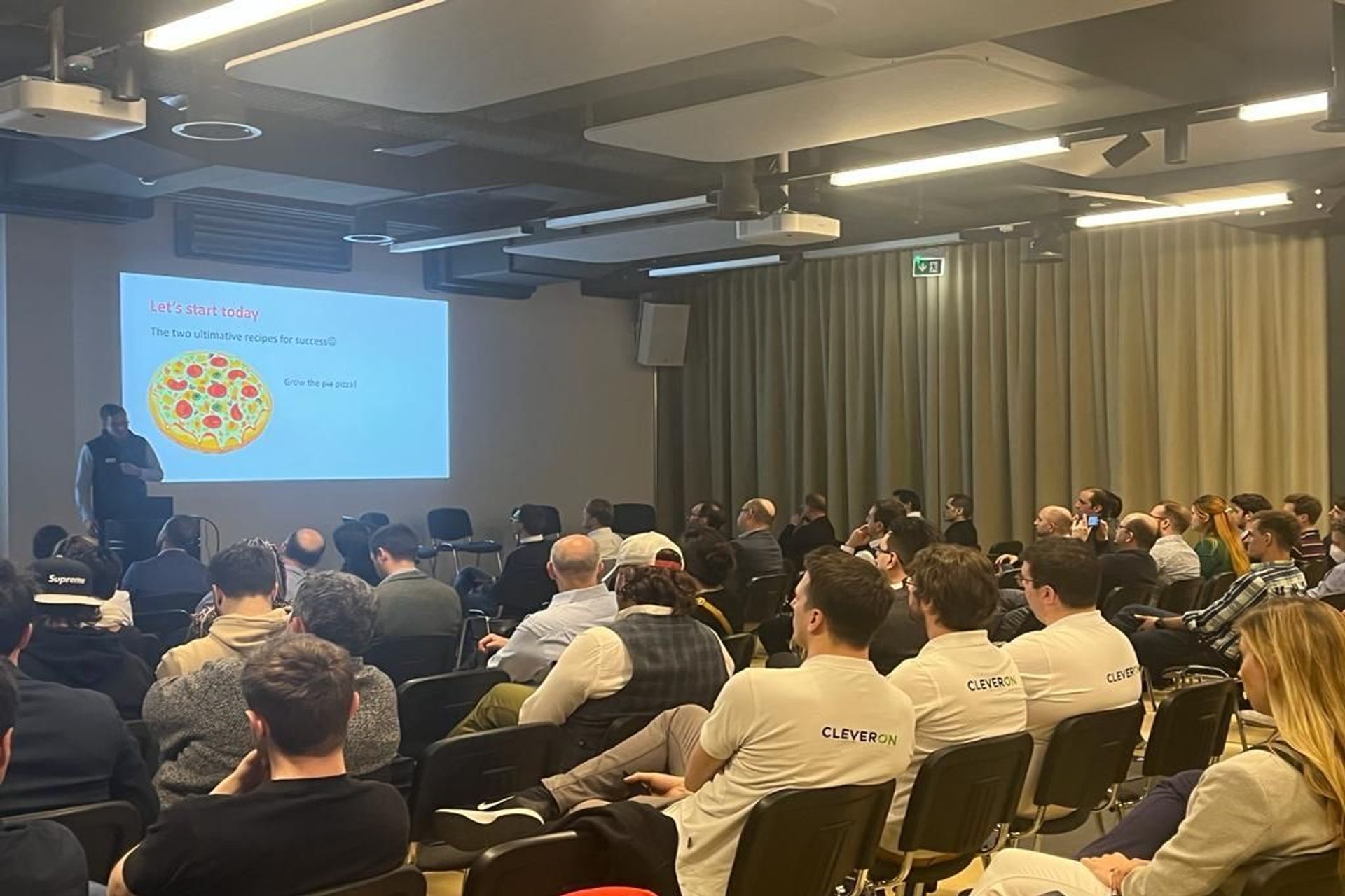 La prima edizione della “Italian Tech Night”, organizzata dal sodalizio #pizzatech, ha avuto luogo la sera del 24 marzo 2022 presso lo Startup Space by IFJ di Schlieren, vicino a Zurigo: l’intervento di Philip Hassler, co-amministratore delegato di “Venture Kick”