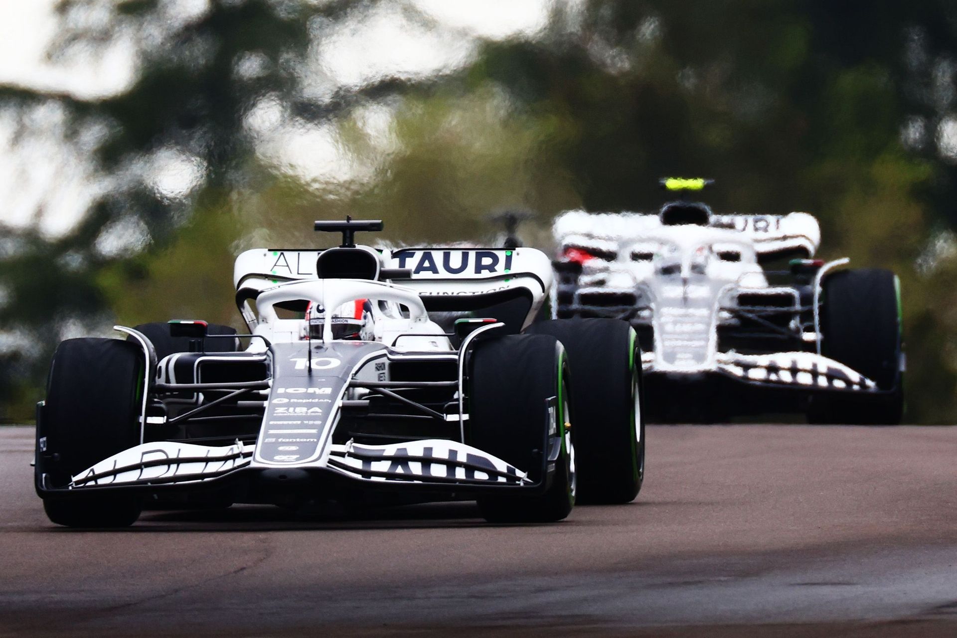 Le monoposto Alpha Tauri AT03-Red Bull di Pierre Gasly e Yuki Tsunoda in azione in Formula 1