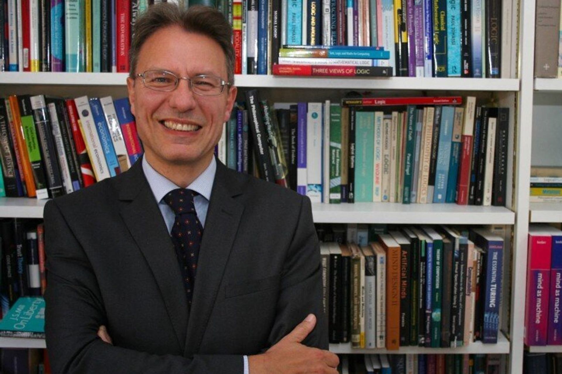 Luciano Floridi, nato a Roma il 16 novembre 1964, è un filosofo italiano naturalizzato britannico: è professore ordinario di filosofia ed etica dell'informazione presso l'Oxford Internet Institute dell'Università di Oxford, dove è direttore del Digital Ethics Lab, nonché professore di Sociologia della Comunicazione presso l'Università di Bologna