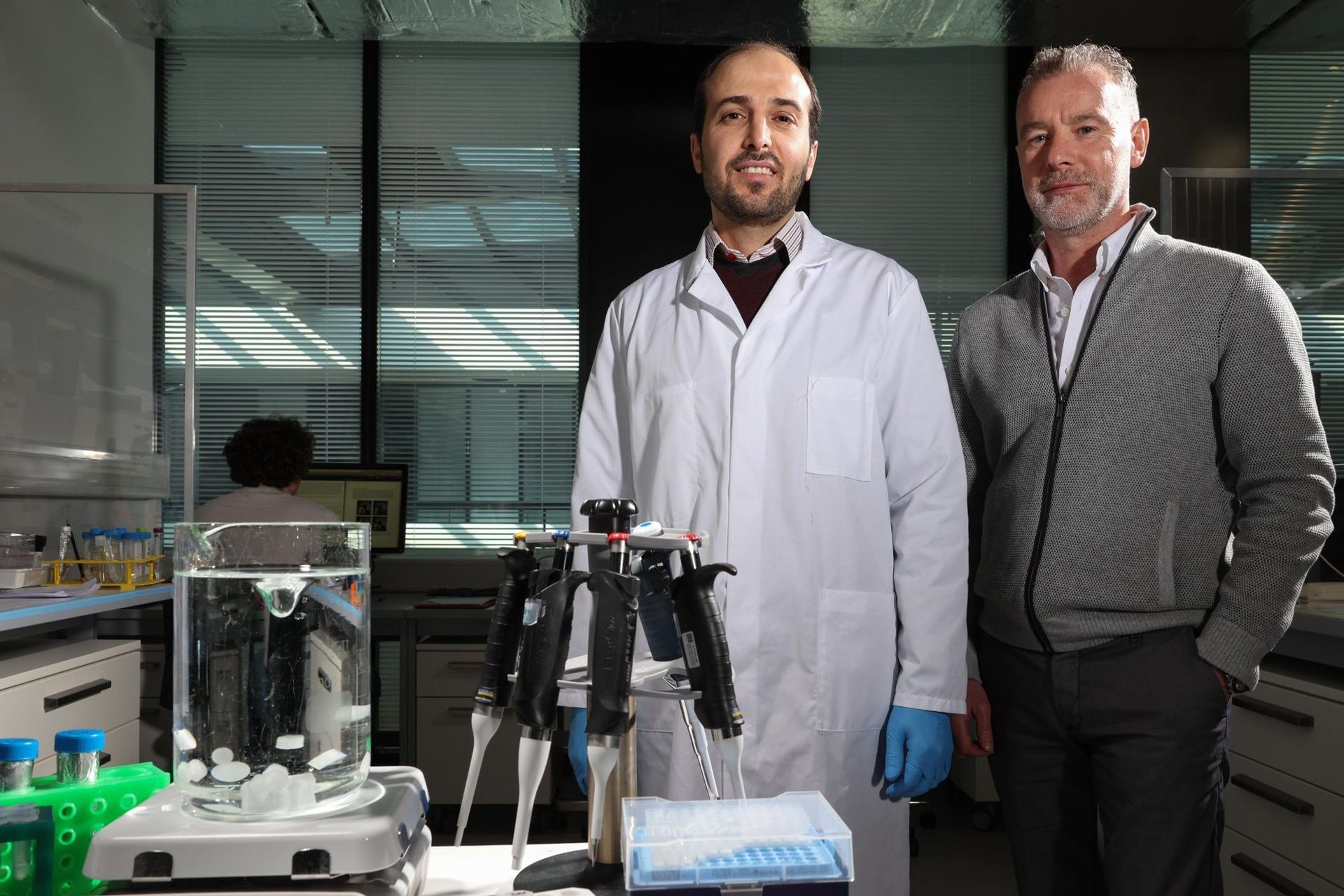 Naser Nasrollahzadeh e Dominique Pioletti, rispettivamente dottorando e capo del Laboratorio di Ortopedia Biomeccanica della Scuola di Ingegneria del Politecnico Federale di Svizzera, hanno scoperto che alte temperature della cartilagine del ginocchio durante lo sforzo fisico ne bloccano la degenerazione (Foto: Alain Herzog/EPFL)
