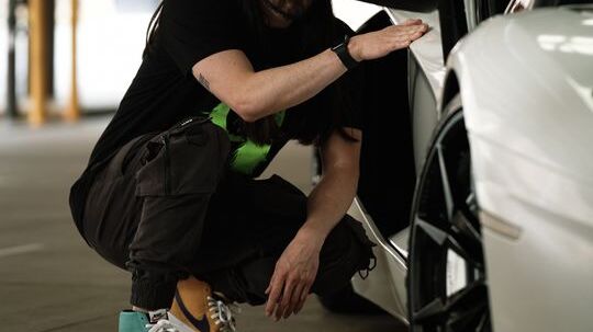 Steve Aoki ha fornito la traccia sviluppata appositamente per l’NFT della LP 780-4 Ultimae Coupé, una colonna sonora esclusiva per l’auto fisica ispirata all’ultima Lamborghini Aventador, e fornirà consulenza sulla progettazione dello specifico Non-Fungible Token e sulla personalizzazione dell’auto fisica