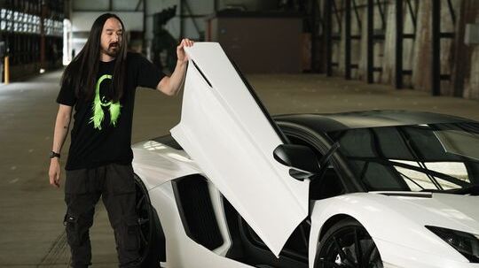 Steve Aoki ha fornito la traccia sviluppata appositamente per l’NFT della LP 780-4 Ultimae Coupé, una colonna sonora esclusiva per l’auto fisica ispirata all’ultima Lamborghini Aventador, e fornirà consulenza sulla progettazione dello specifico Non-Fungible Token e sulla personalizzazione dell’auto fisica