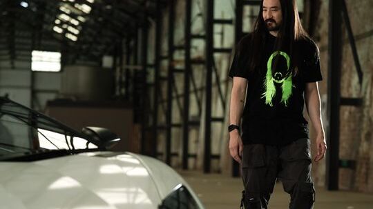 Steve Aoki ha fornito la traccia sviluppata appositamente per l’NFT della LP 780-4 Ultimae Coupé, una colonna sonora esclusiva per l’auto fisica ispirata all’ultima Lamborghini Aventador, e fornirà consulenza sulla progettazione dello specifico Non-Fungible Token e sulla personalizzazione dell’auto fisica