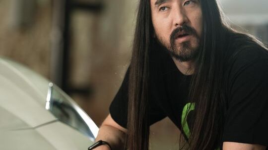 Steve Aoki ha fornito la traccia sviluppata appositamente per l’NFT della LP 780-4 Ultimae Coupé, una colonna sonora esclusiva per l’auto fisica ispirata all’ultima Lamborghini Aventador, e fornirà consulenza sulla progettazione dello specifico Non-Fungible Token e sulla personalizzazione dell’auto fisica