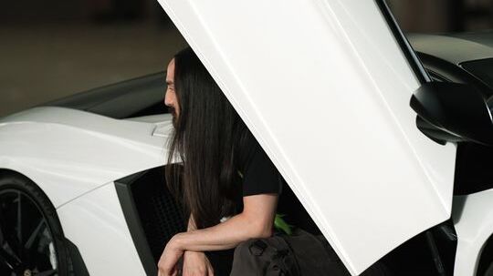 Steve Aoki ha fornito la traccia sviluppata appositamente per l’NFT della LP 780-4 Ultimae Coupé, una colonna sonora esclusiva per l’auto fisica ispirata all’ultima Lamborghini Aventador, e fornirà consulenza sulla progettazione dello specifico Non-Fungible Token e sulla personalizzazione dell’auto fisica