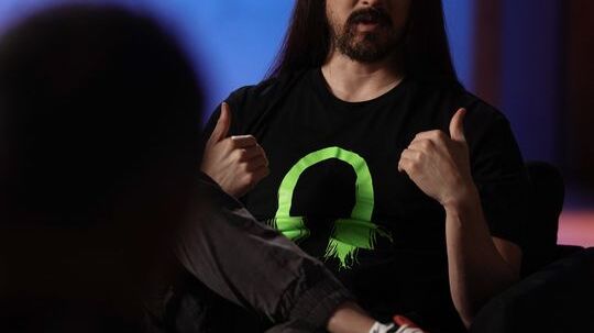 Steve Aoki ha fornito la traccia sviluppata appositamente per l’NFT della LP 780-4 Ultimae Coupé, una colonna sonora esclusiva per l’auto fisica ispirata all’ultima Lamborghini Aventador, e fornirà consulenza sulla progettazione dello specifico Non-Fungible Token e sulla personalizzazione dell’auto fisica