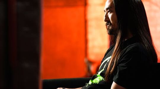 Steve Aoki ha fornito la traccia sviluppata appositamente per l’NFT della LP 780-4 Ultimae Coupé, una colonna sonora esclusiva per l’auto fisica ispirata all’ultima Lamborghini Aventador, e fornirà consulenza sulla progettazione dello specifico Non-Fungible Token e sulla personalizzazione dell’auto fisica