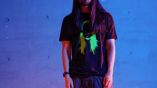 Steve Aoki ha fornito la traccia sviluppata appositamente per l’NFT della LP 780-4 Ultimae Coupé, una colonna sonora esclusiva per l’auto fisica ispirata all’ultima Lamborghini Aventador, e fornirà consulenza sulla progettazione dello specifico Non-Fungible Token e sulla personalizzazione dell’auto fisica