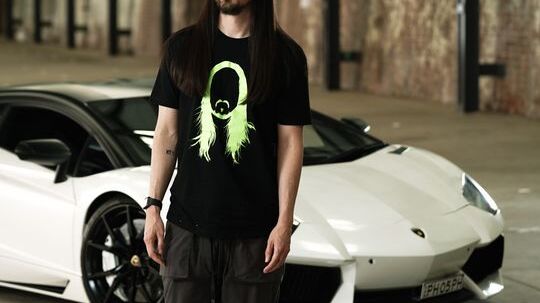 Steve Aoki ha fornito la traccia sviluppata appositamente per l’NFT della LP 780-4 Ultimae Coupé, una colonna sonora esclusiva per l’auto fisica ispirata all’ultima Lamborghini Aventador, e fornirà consulenza sulla progettazione dello specifico Non-Fungible Token e sulla personalizzazione dell’auto fisica