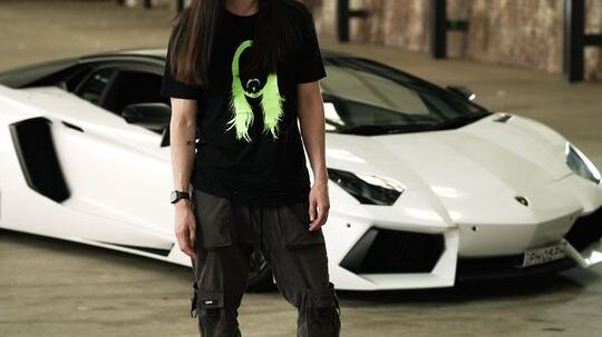 Steve Aoki ha fornito la traccia sviluppata appositamente per l’NFT della LP 780-4 Ultimae Coupé, una colonna sonora esclusiva per l’auto fisica ispirata all’ultima Lamborghini Aventador, e fornirà consulenza sulla progettazione dello specifico Non-Fungible Token e sulla personalizzazione dell’auto fisica