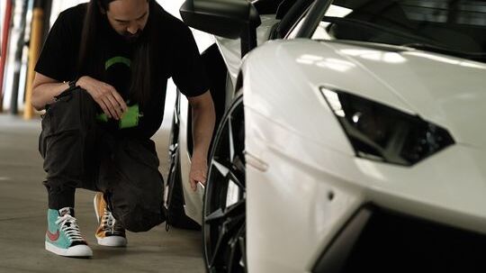 Steve Aoki ha fornito la traccia sviluppata appositamente per l’NFT della LP 780-4 Ultimae Coupé, una colonna sonora esclusiva per l’auto fisica ispirata all’ultima Lamborghini Aventador, e fornirà consulenza sulla progettazione dello specifico Non-Fungible Token e sulla personalizzazione dell’auto fisica