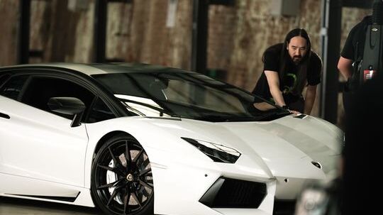 Steve Aoki ha fornito la traccia sviluppata appositamente per l’NFT della LP 780-4 Ultimae Coupé, una colonna sonora esclusiva per l’auto fisica ispirata all’ultima Lamborghini Aventador, e fornirà consulenza sulla progettazione dello specifico Non-Fungible Token e sulla personalizzazione dell’auto fisica