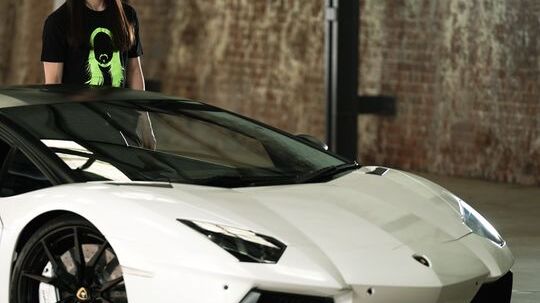 Steve Aoki ha fornito la traccia sviluppata appositamente per l’NFT della LP 780-4 Ultimae Coupé, una colonna sonora esclusiva per l’auto fisica ispirata all’ultima Lamborghini Aventador, e fornirà consulenza sulla progettazione dello specifico Non-Fungible Token e sulla personalizzazione dell’auto fisica