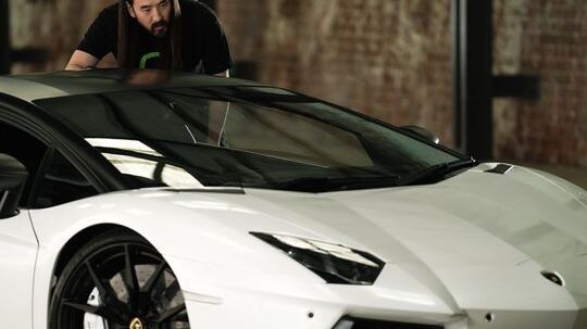 Steve Aoki ha fornito la traccia sviluppata appositamente per l’NFT della LP 780-4 Ultimae Coupé, una colonna sonora esclusiva per l’auto fisica ispirata all’ultima Lamborghini Aventador, e fornirà consulenza sulla progettazione dello specifico Non-Fungible Token e sulla personalizzazione dell’auto fisica