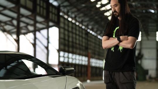 Steve Aoki ha fornito la traccia sviluppata appositamente per l’NFT della LP 780-4 Ultimae Coupé, una colonna sonora esclusiva per l’auto fisica ispirata all’ultima Lamborghini Aventador, e fornirà consulenza sulla progettazione dello specifico Non-Fungible Token e sulla personalizzazione dell’auto fisica