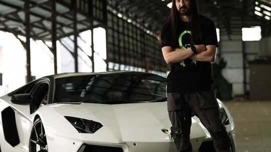 Steve Aoki ha fornito la traccia sviluppata appositamente per l’NFT della LP 780-4 Ultimae Coupé, una colonna sonora esclusiva per l’auto fisica ispirata all’ultima Lamborghini Aventador, e fornirà consulenza sulla progettazione dello specifico Non-Fungible Token e sulla personalizzazione dell’auto fisica
