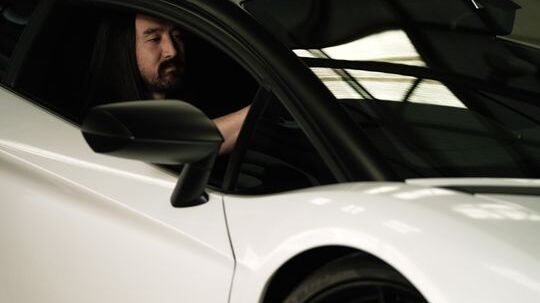 Steve Aoki ha fornito la traccia sviluppata appositamente per l’NFT della LP 780-4 Ultimae Coupé, una colonna sonora esclusiva per l’auto fisica ispirata all’ultima Lamborghini Aventador, e fornirà consulenza sulla progettazione dello specifico Non-Fungible Token e sulla personalizzazione dell’auto fisica