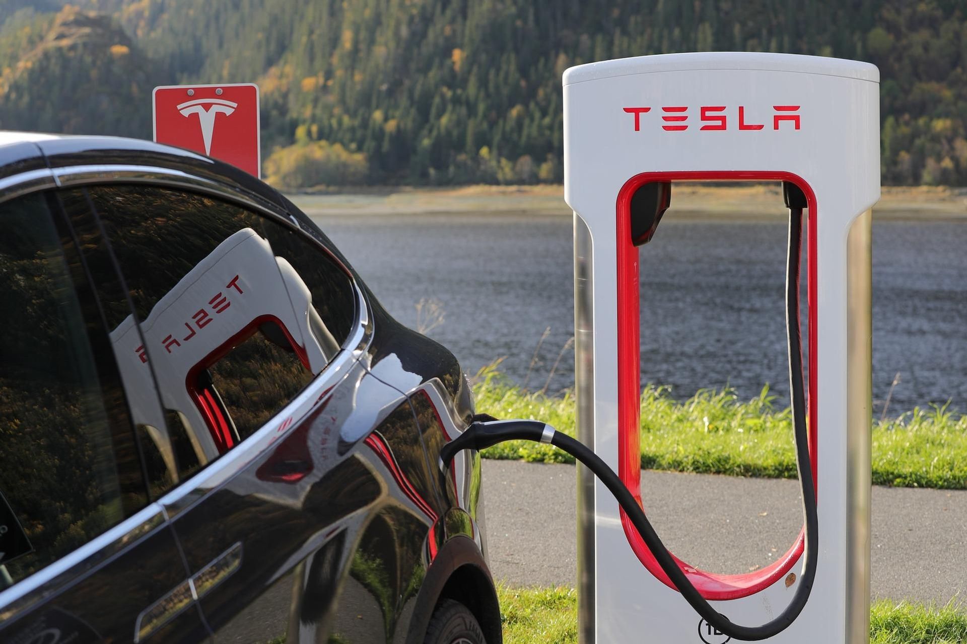 Il costruttore automobilistico Tesla, che vende molte automobili in Svizzera e in Europa, è soggetto al Clarifying Lawful Overseas Use of Data statunitense