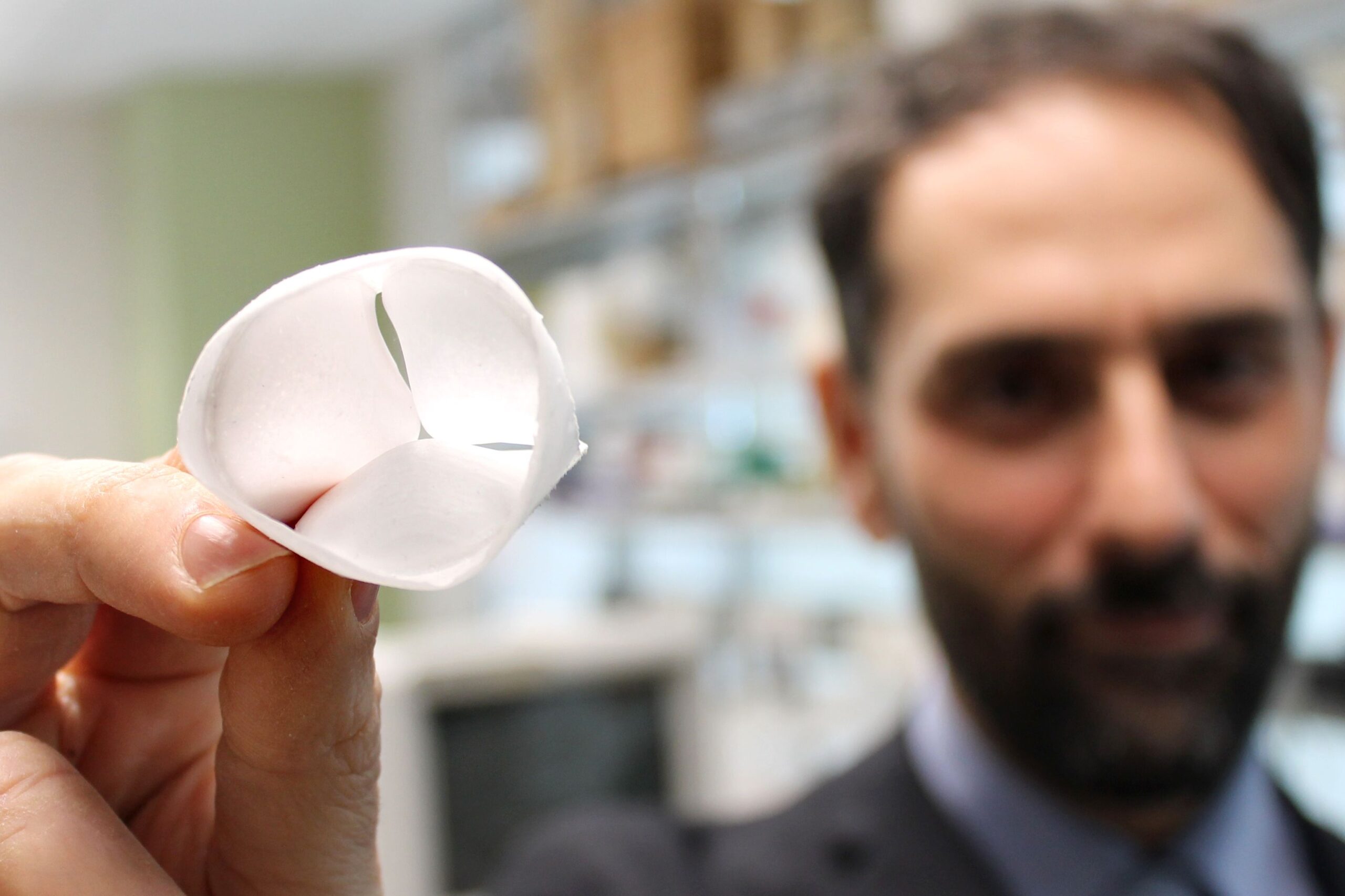 Il dottor Antonio D'Amore con la valvola cardiaca biomimetica presentata durante l'edizione 2021 di "Innovabiomed"