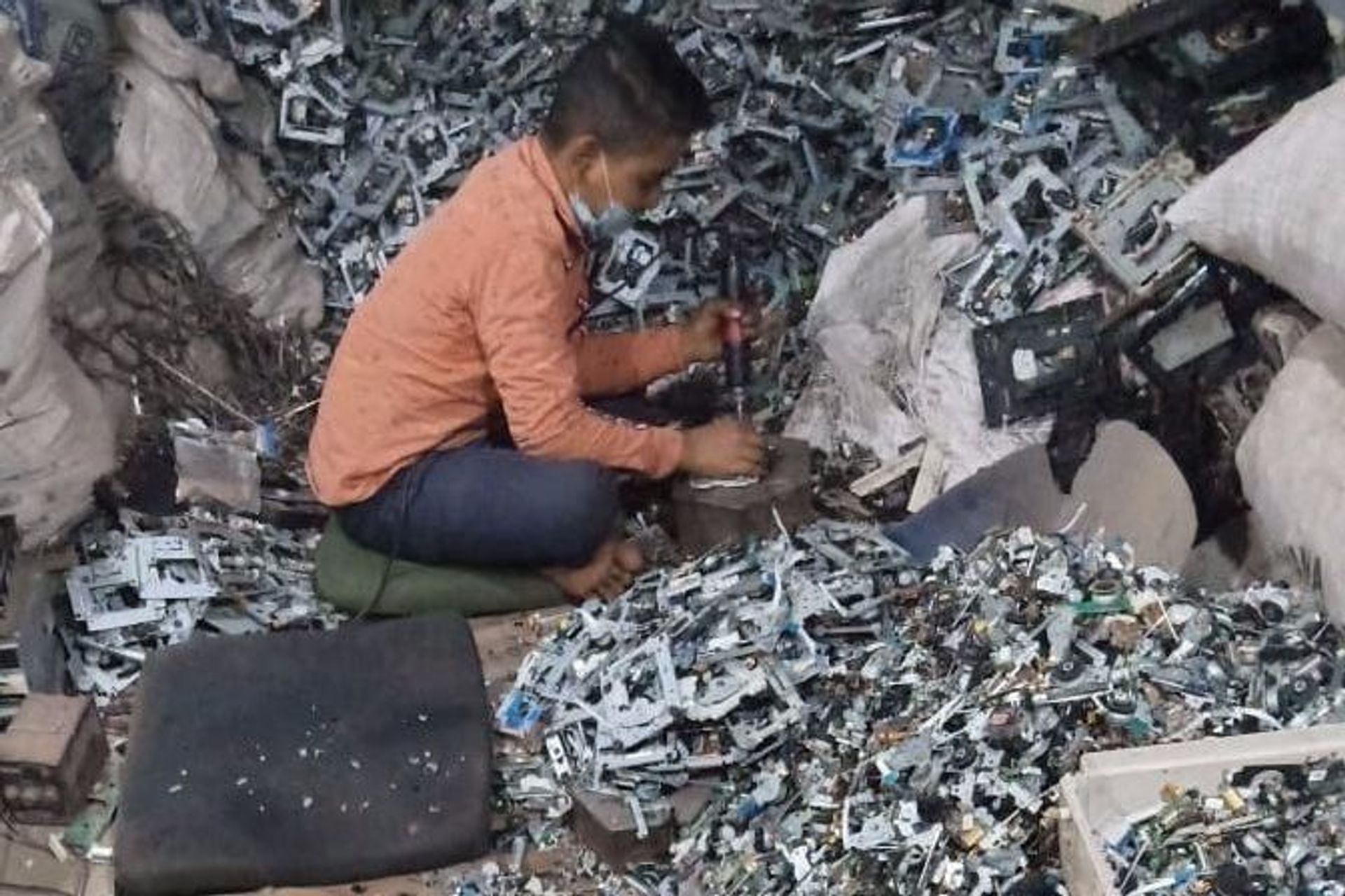 In India, più del 90 per cento dei rifiuti elettronici, è gestito in modo informale: se questo dato fornisce un lavoro e un reddito a molte famiglie, esso ha anche un impatto negativo sull'ambiente e sulla salute dei lavoratori, che il progetto svizzero “Ecowork” dell’EMPA si incarica di ridurre ai minimi termini