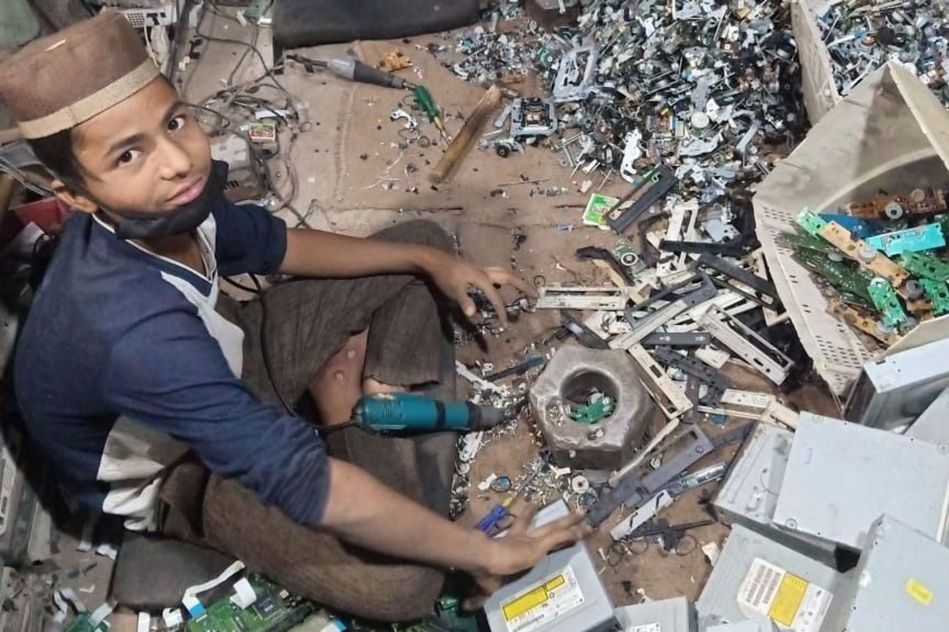In India, più del 90 per cento dei rifiuti elettronici, è gestito in modo informale: se questo dato fornisce un lavoro e un reddito a molte famiglie, esso ha anche un impatto negativo sull'ambiente e sulla salute dei lavoratori, che il progetto svizzero “Ecowork” dell’EMPA si incarica di ridurre ai minimi termini