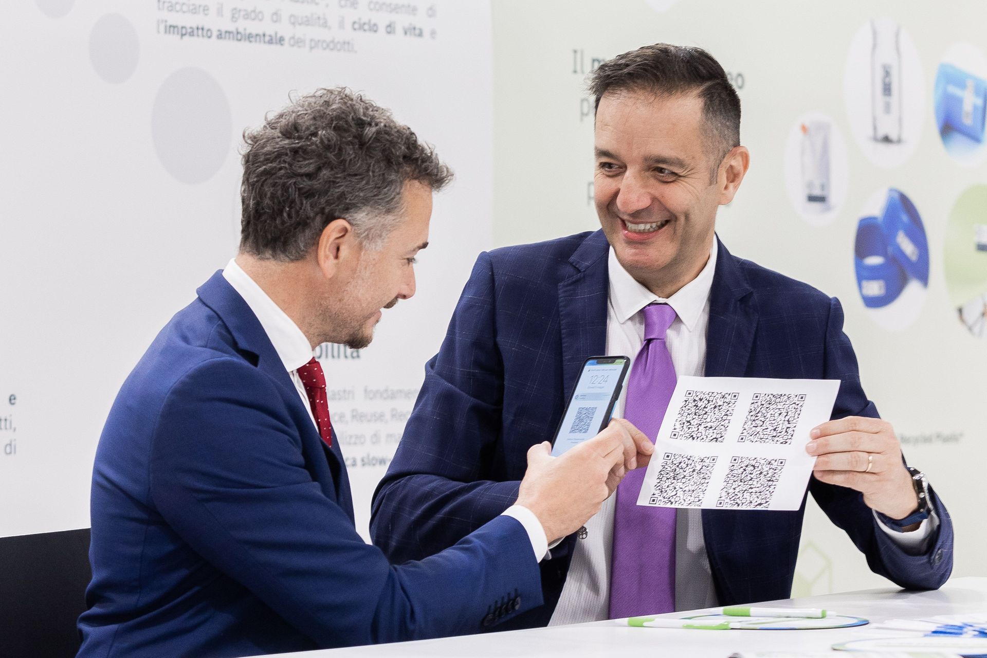 La presentazione ufficiale del sistema Certified Recycled Plastic di PlasticFinder: sul portale omonimo, a ogni elemento di un lotto di materiale plastico verrà attribuito un certificato al quale verrà associato un codice QR attraverso cui, in modo facile e rapido, e grazie alla Blockchain, sarà possibile accedere alla storia specifica del pezzo