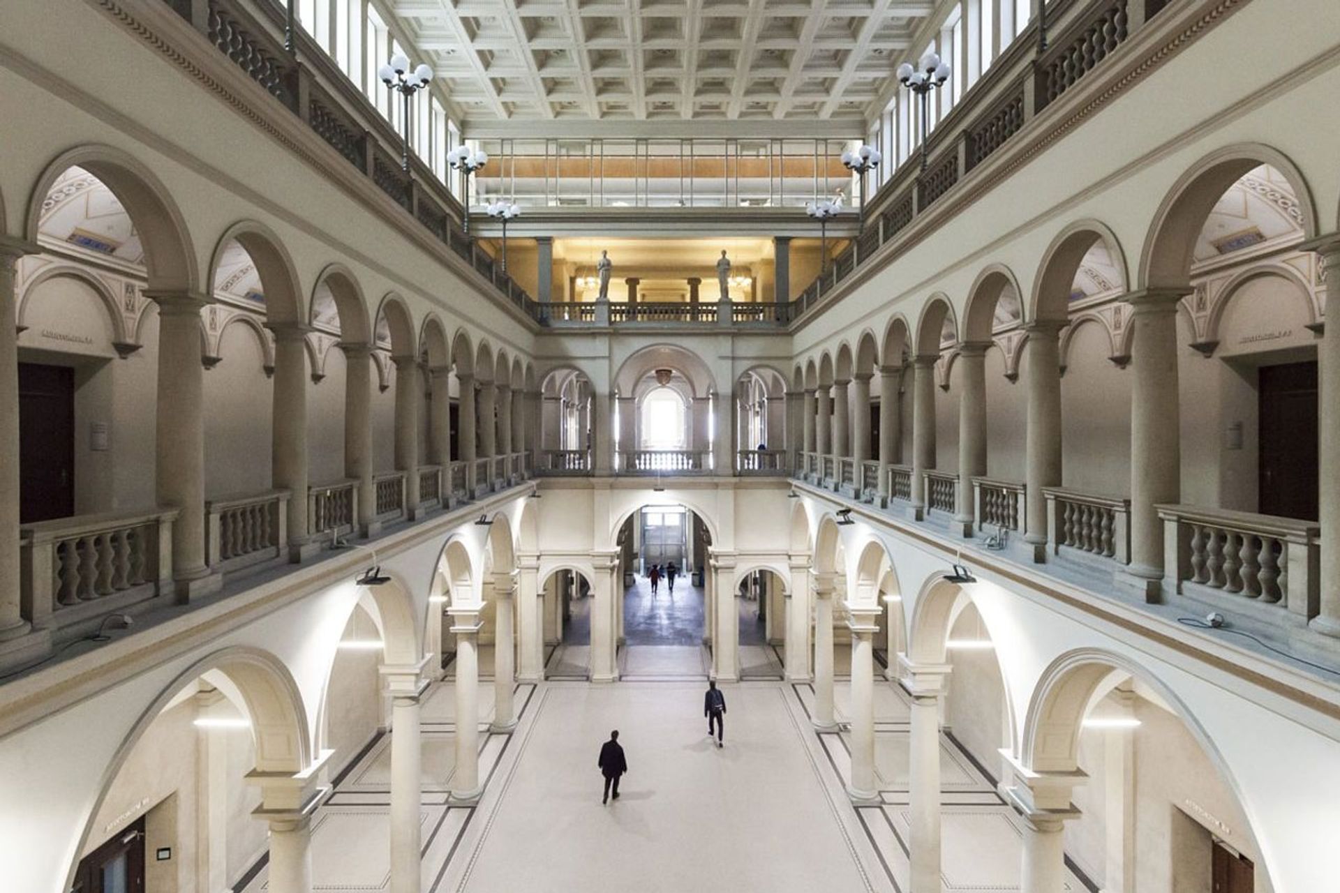 L'interno dell'ingresso della sede del Politecnico Federale di Zurigo