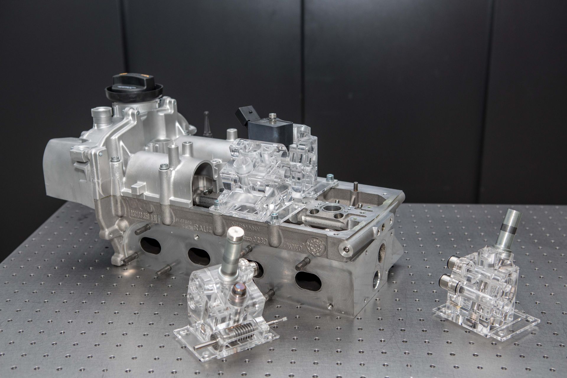 Un modello del motore denominato FlexWork, sviluppato dall’EMPA e dalla società Etavalve di Thun, con sistema di controllo delle valvole elettroidraulico completamente variabile (Foto: EMPA)