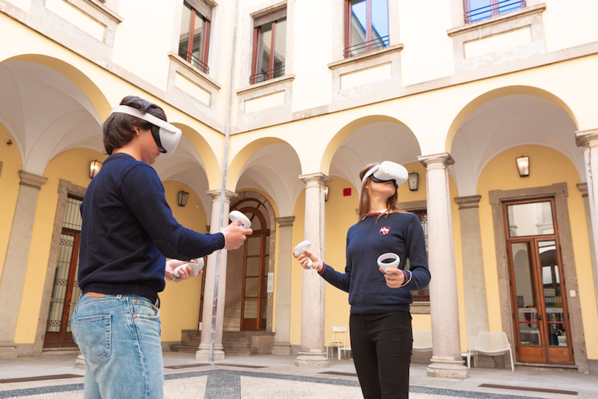 Nella King's InterHigh, totalmente online, e nella Saint Louis School di Milano gli studenti sperimenteranno il frutto della trasformazione digitale: entrambe gli istituti, appartenenti al gigante britannico della formazione Inspired Education Group, le lezioni faranno ricorso al Metaverso e alla Realtà Virtuale