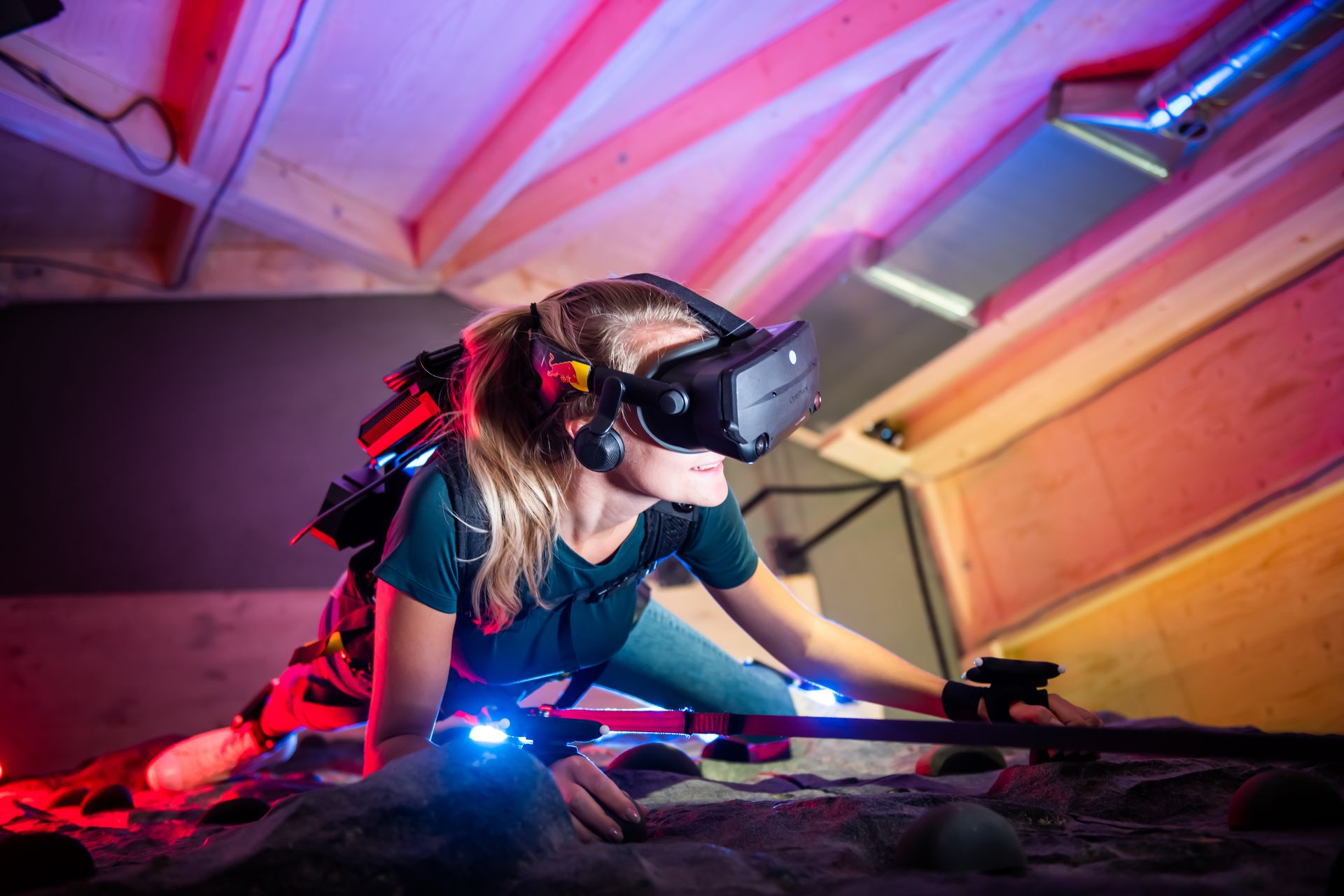 Presso il Museo Svizzero dei Trasporti di Lucerna, è possibile affrontare virtualmente la scalata del monte Cervino “armati” di occhiali di realtà virtuale e di imbracatura da rocciatori: si tratta di un’iniziativa di Red Bull Svizzera e di vari partner, denominata “The Edge Matterhorn VR”, tramite la quale è stata replicata l’ascesa reale degli alpinisti Jérémie Heitz e Sam Anthamatten, guide alpine di Zermatt, prevedendo anche gli effetti 4D del vento, delle vibrazioni, texture e numerosi oggetti o elementi di scena