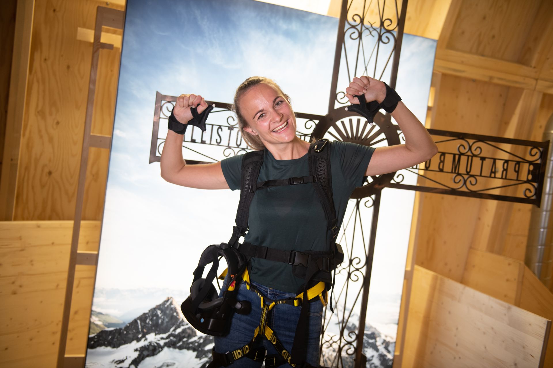 Presso il Museo Svizzero dei Trasporti di Lucerna, è possibile affrontare virtualmente la scalata del monte Cervino “armati” di occhiali di realtà virtuale e di imbracatura da rocciatori: si tratta di un’iniziativa di Red Bull Svizzera e di vari partner, denominata “The Edge Matterhorn VR”, tramite la quale è stata replicata l’ascesa reale degli alpinisti Jérémie Heitz e Sam Anthamatten, guide alpine di Zermatt, prevedendo anche gli effetti 4D del vento, delle vibrazioni, texture e numerosi oggetti o elementi di scena