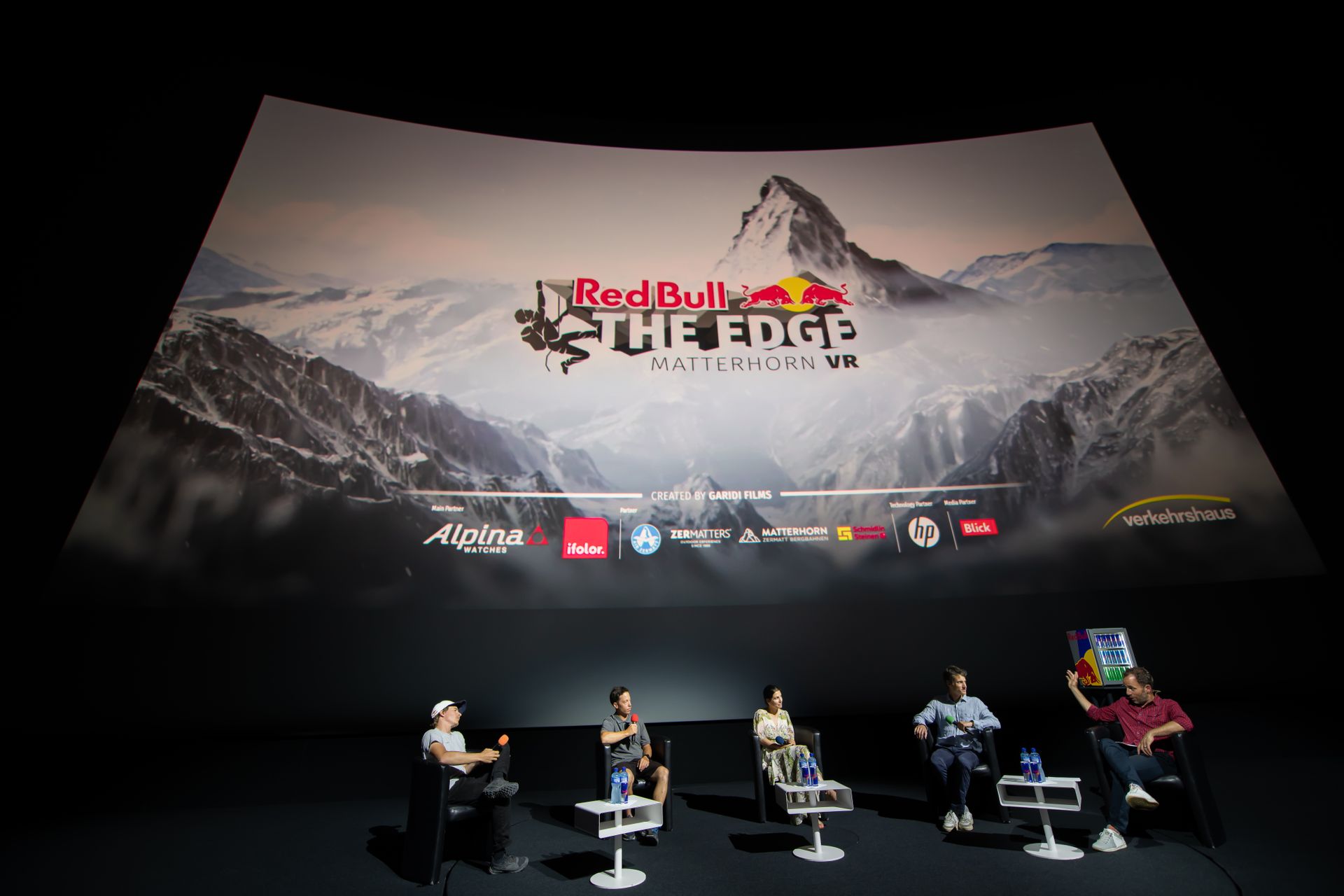 Presso il Museo Svizzero dei Trasporti di Lucerna, è possibile affrontare virtualmente la scalata del monte Cervino “armati” di occhiali di realtà virtuale e di imbracatura da rocciatori: si tratta di un’iniziativa di Red Bull Svizzera e di vari partner, denominata “The Edge Matterhorn VR”, tramite la quale è stata replicata l’ascesa reale degli alpinisti Jérémie Heitz e Sam Anthamatten, guide alpine di Zermatt, prevedendo anche gli effetti 4D del vento, delle vibrazioni, texture e numerosi oggetti o elementi di scena