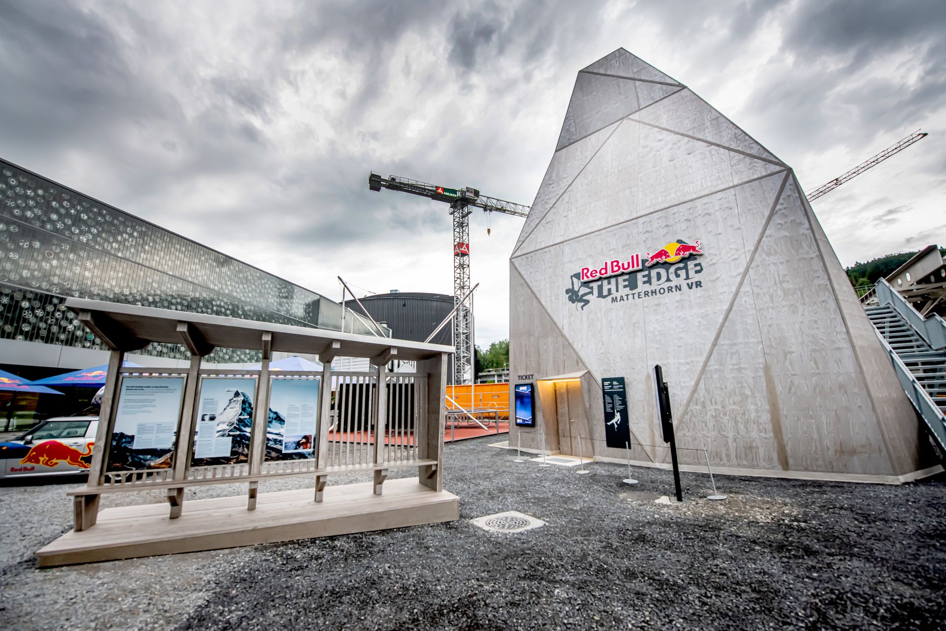 Presso il Museo Svizzero dei Trasporti di Lucerna, è possibile affrontare virtualmente la scalata del monte Cervino “armati” di occhiali di realtà virtuale e di imbracatura da rocciatori: si tratta di un’iniziativa di Red Bull Svizzera e di vari partner, denominata “The Edge Matterhorn VR”, tramite la quale è stata replicata l’ascesa reale degli alpinisti Jérémie Heitz e Sam Anthamatten, guide alpine di Zermatt, prevedendo anche gli effetti 4D del vento, delle vibrazioni, texture e numerosi oggetti o elementi di scena