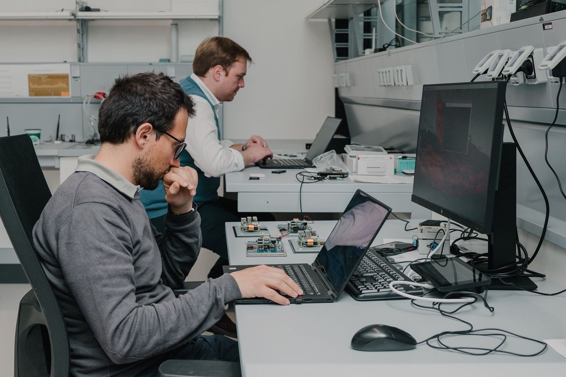 Roberto Mendicino e Simone Tritini programmano il software del sistema automatizzato di localizzazione degli attrezzi al Center for Sensing Solutions