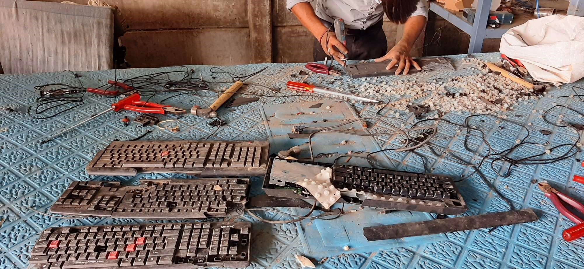 In India, più del 90 per cento dei rifiuti elettronici, è gestito in modo informale: se questo dato fornisce un lavoro e un reddito a molte famiglie, esso ha anche un impatto negativo sull'ambiente e sulla salute dei lavoratori, che il progetto svizzero “Ecowork” dell’EMPA si incarica di ridurre ai minimi termini