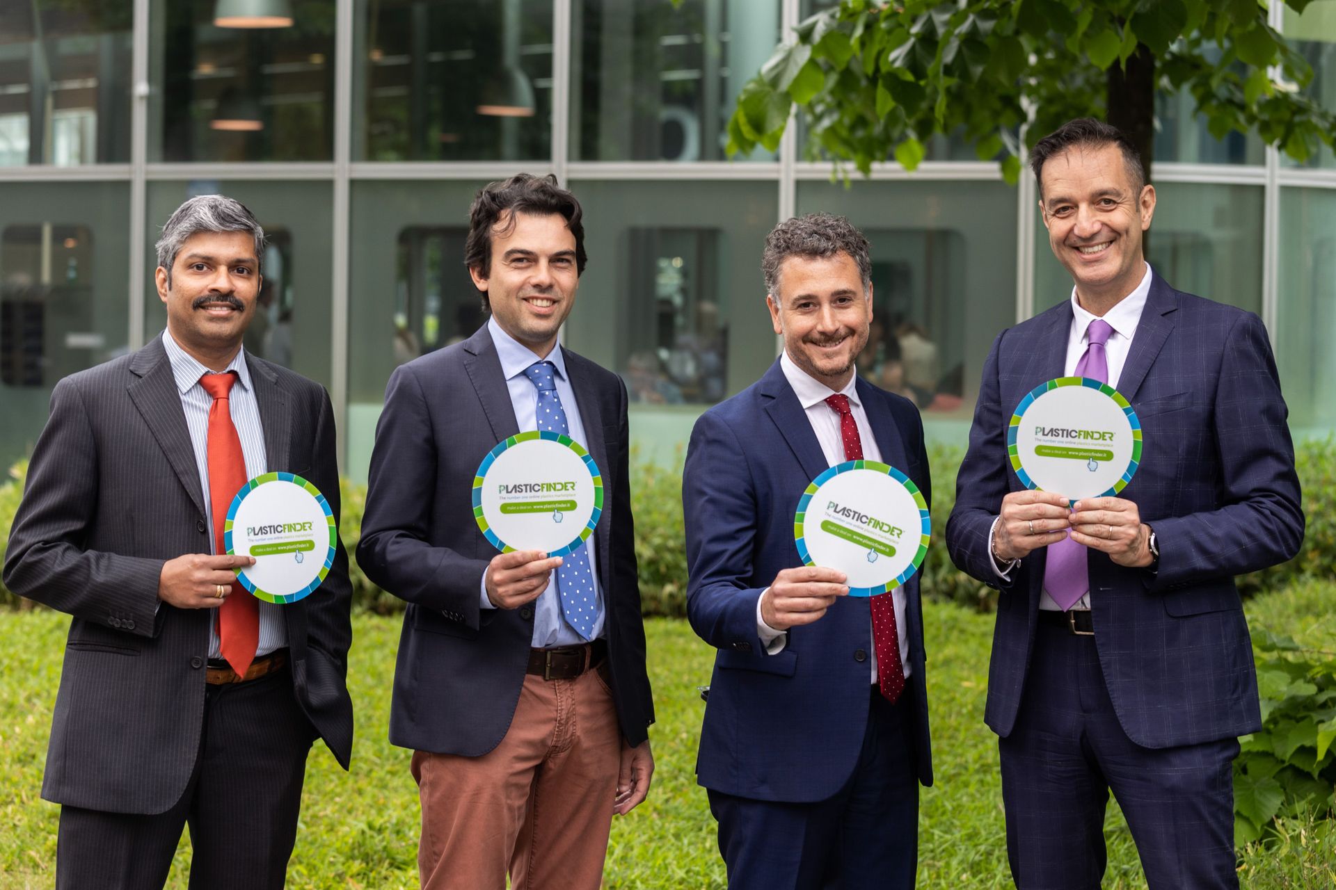 Da destra verso sinistra, il Presidente, Stefano Chiaramondia, il CEO, Riccardo Parrini, Ivan Riva e Srinivasan Manikantan sono stati nel 2016 i fondatori a Milano di PlasticFinder, il marketplace italiano per l'economia circolare delle materie plastiche con tracciabilità del ciclo di vita dei prodotti: l’azienda è riconosciuta in Italia dal Ministero dello Sviluppo Economico ed è iscritta al Registro delle Piccole e Medie Imprese Innovative