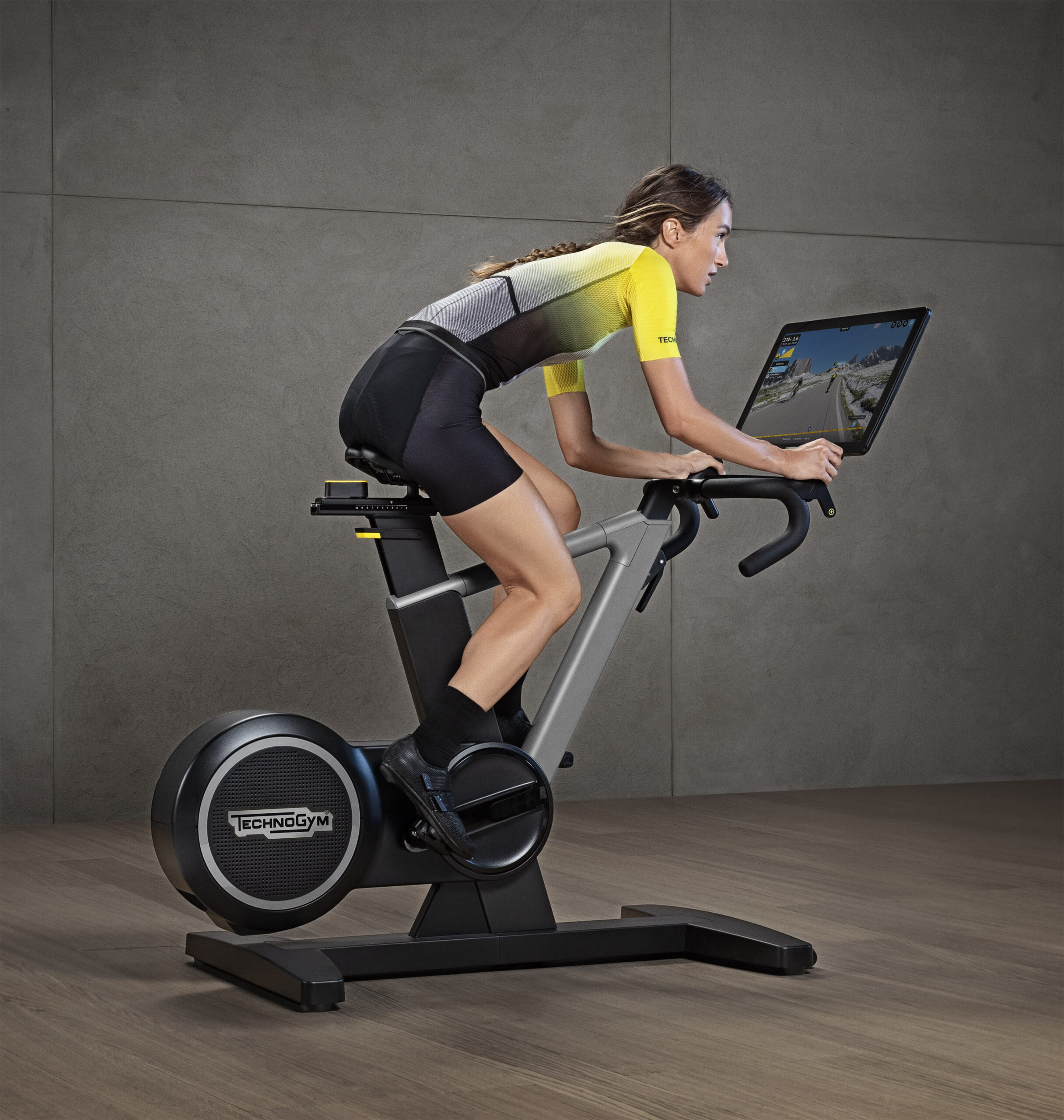 Dal punto di vista della biomeccanica, Technogym Ride è dotata di un vero e proprio cambio e offre un feeling di pedalata incredibilmente realistico rispetto alla bicicletta da outdoor, con un tempo di reazione molto veloce (segnatamente da 0 a 1000 Watt in mezzo secondo): è silenziosa ed ideale per la casa e grazie alla geometria del telaio a V è in grado di riproporre misure che vanno da 50 a 58+
