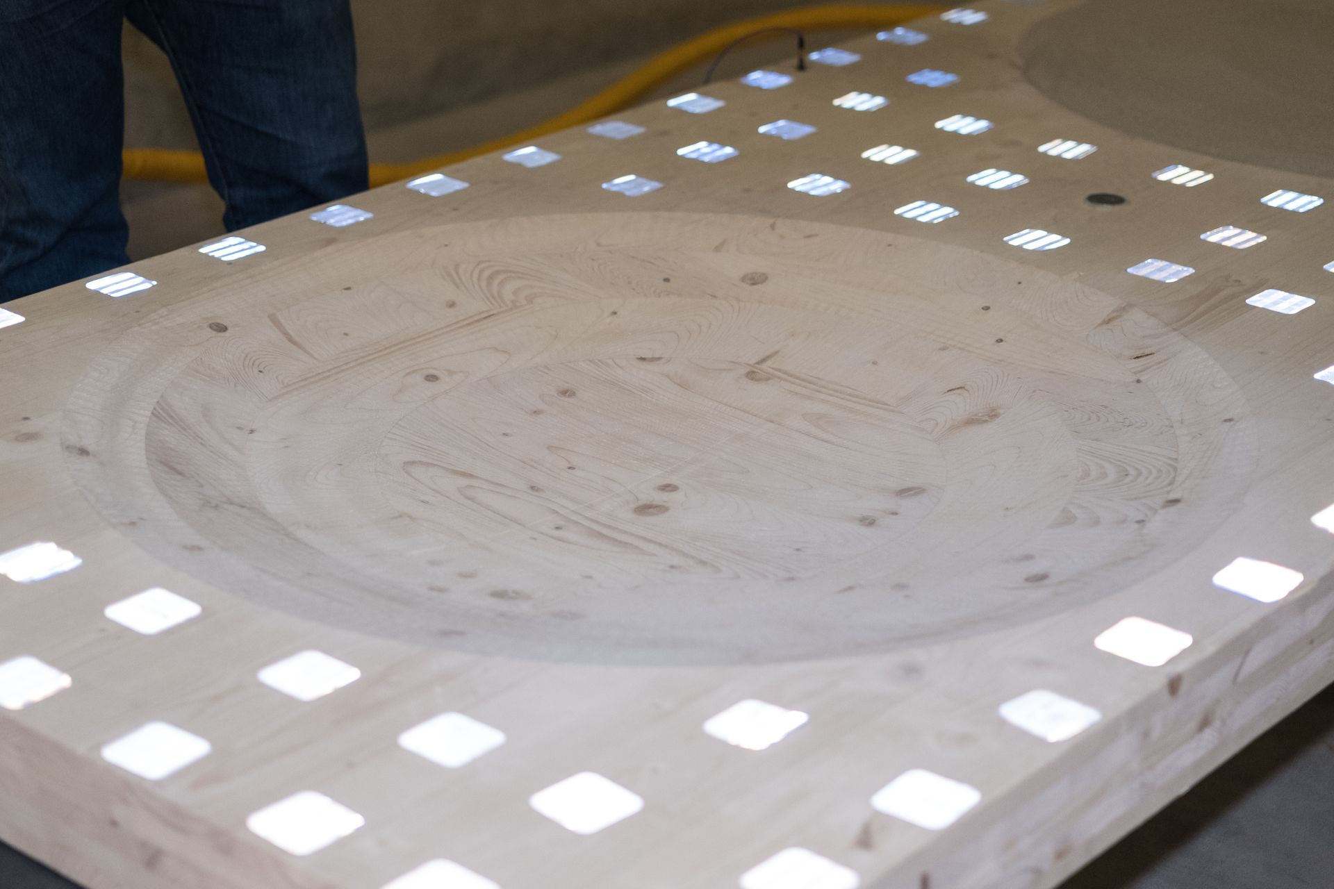 Utilizzando una macchina CNC, lo specialista di costruzioni in legno Alex Bellmont dell'azienda Strüby AG di Seewen, nel Canton Svitto, ha fresato con precisione dimensionale la cavità lenticolare in un pannello di legno lamellare incrociato