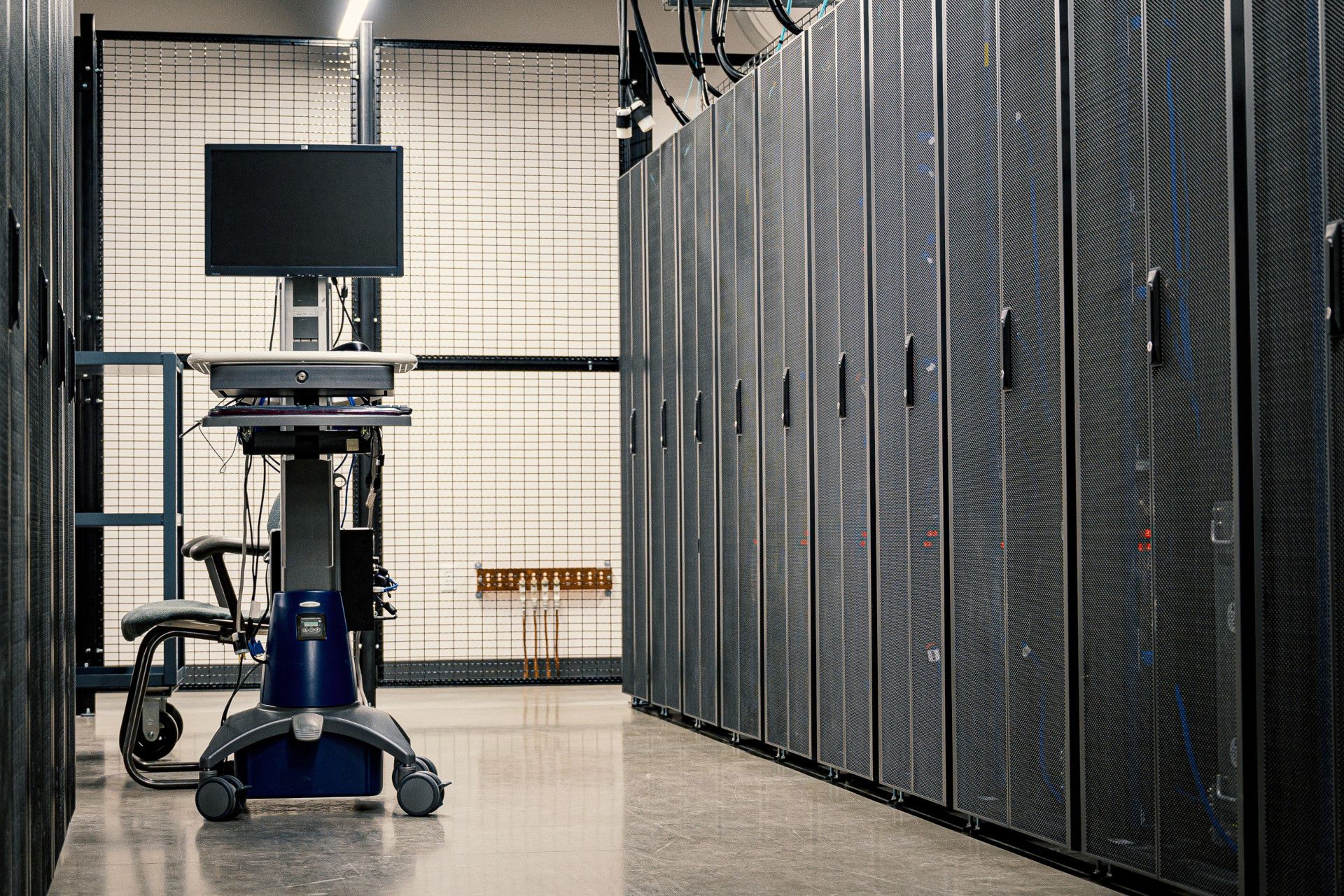 Un data center accanto a un personal computer: dovrebbero essere sancta santorum della riservatezza (Foto: Antonio Moreno Nadal/Pexels)
