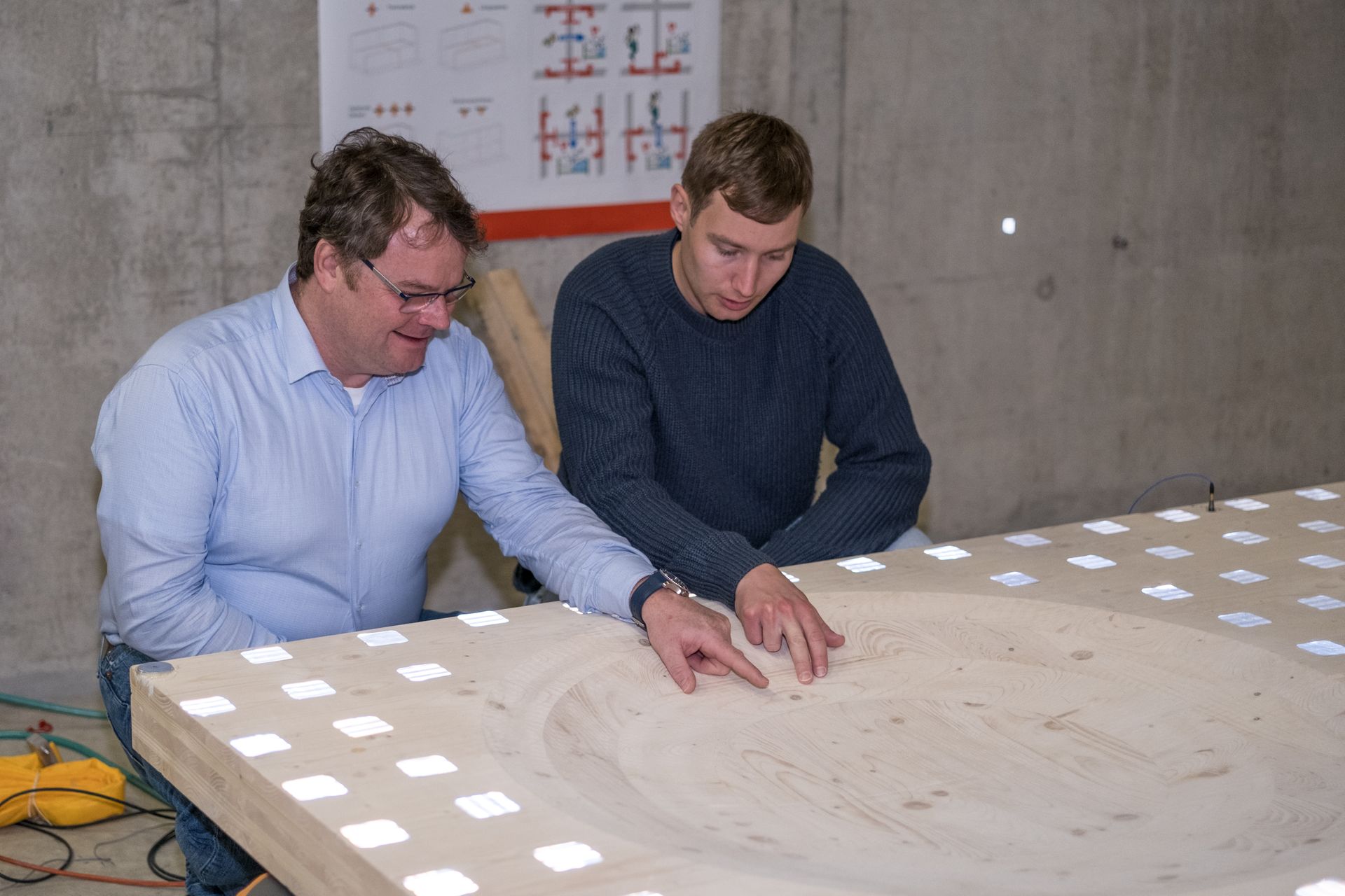 Utilizzando una teoria fisica degli Anni 90 del secolo scorso elaborata da M. A. Mironov dell'Istituto di Acustica “Andreyev” di Mosca e gli strumenti dell’attuale trasformazione digitale, un team di ricerca del Laboratorio di Acustica Architettonica dell’EMPA di Dübendorf guidato da Stefan Schoenwald e Sven Vallely ha sviluppato i nuovi elementi di un pavimento in pannelli di legno massiccio che presentano i cosiddetti "buchi neri acustici”nelli di legno massiccio che presentano i cosiddetti "buchi neri acustici”