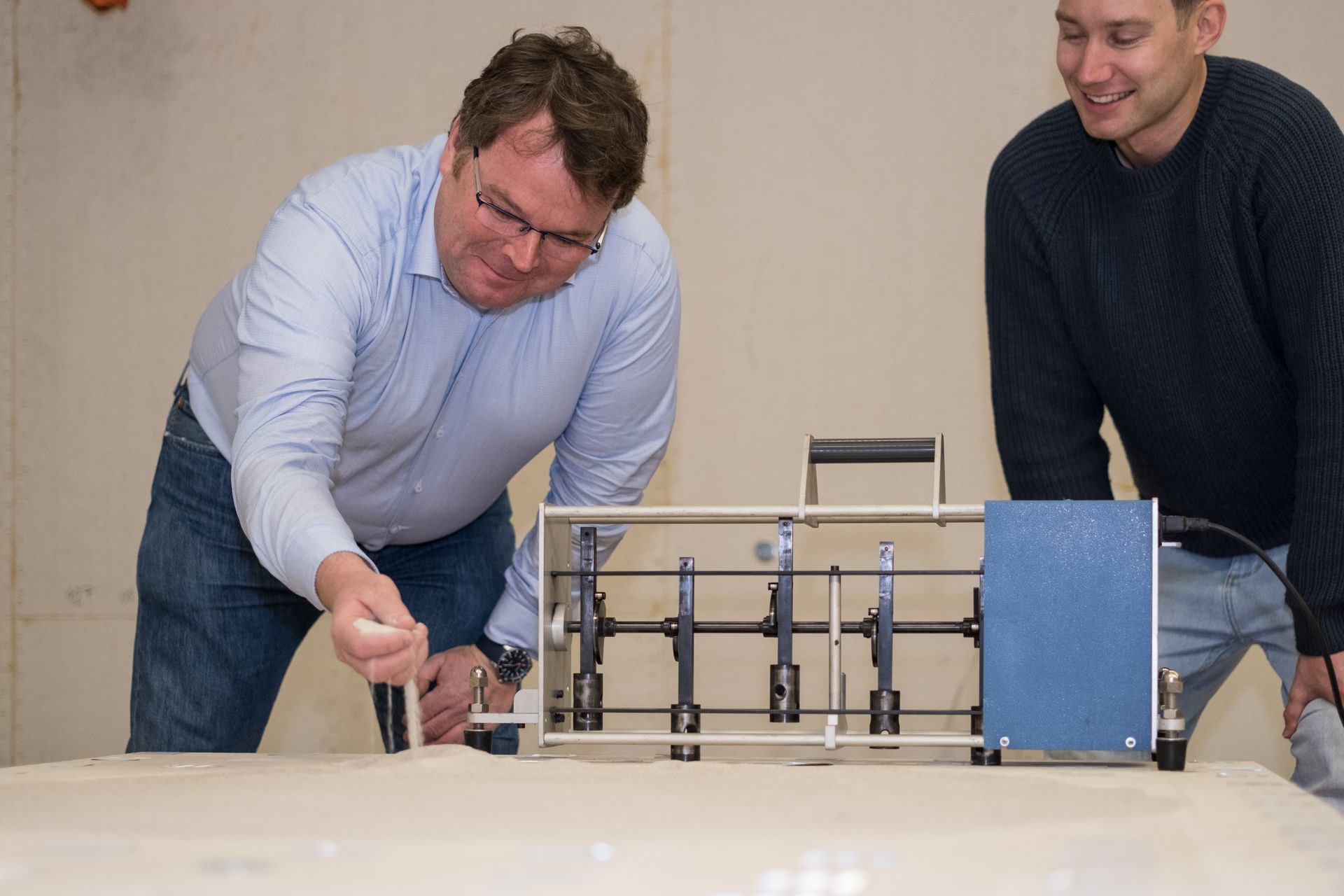 Utilizzando una teoria fisica degli Anni 90 del secolo scorso elaborata da M. A. Mironov dell'Istituto di Acustica “Andreyev” di Mosca e gli strumenti dell’attuale trasformazione digitale, un team di ricerca del Laboratorio di Acustica Architettonica dell’EMPA di Dübendorf guidato da Stefan Schoenwald e Sven Vallely ha sviluppato i nuovi elementi di un pavimento in pannelli di legno massiccio che presentano i cosiddetti "buchi neri acustici”