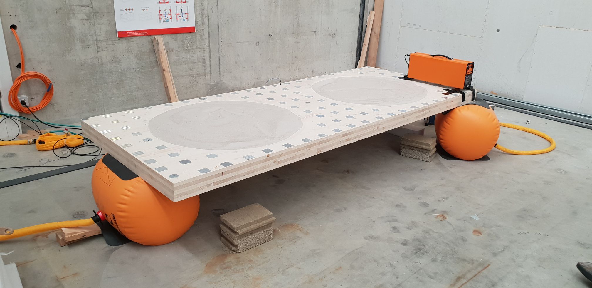 Utilizzando una macchina CNC, lo specialista di costruzioni in legno Alex Bellmont dell'azienda Strüby AG di Seewen, nel Canton Svitto, ha fresato con precisione dimensionale la cavità lenticolare in un pannello di legno lamellare incrociato
