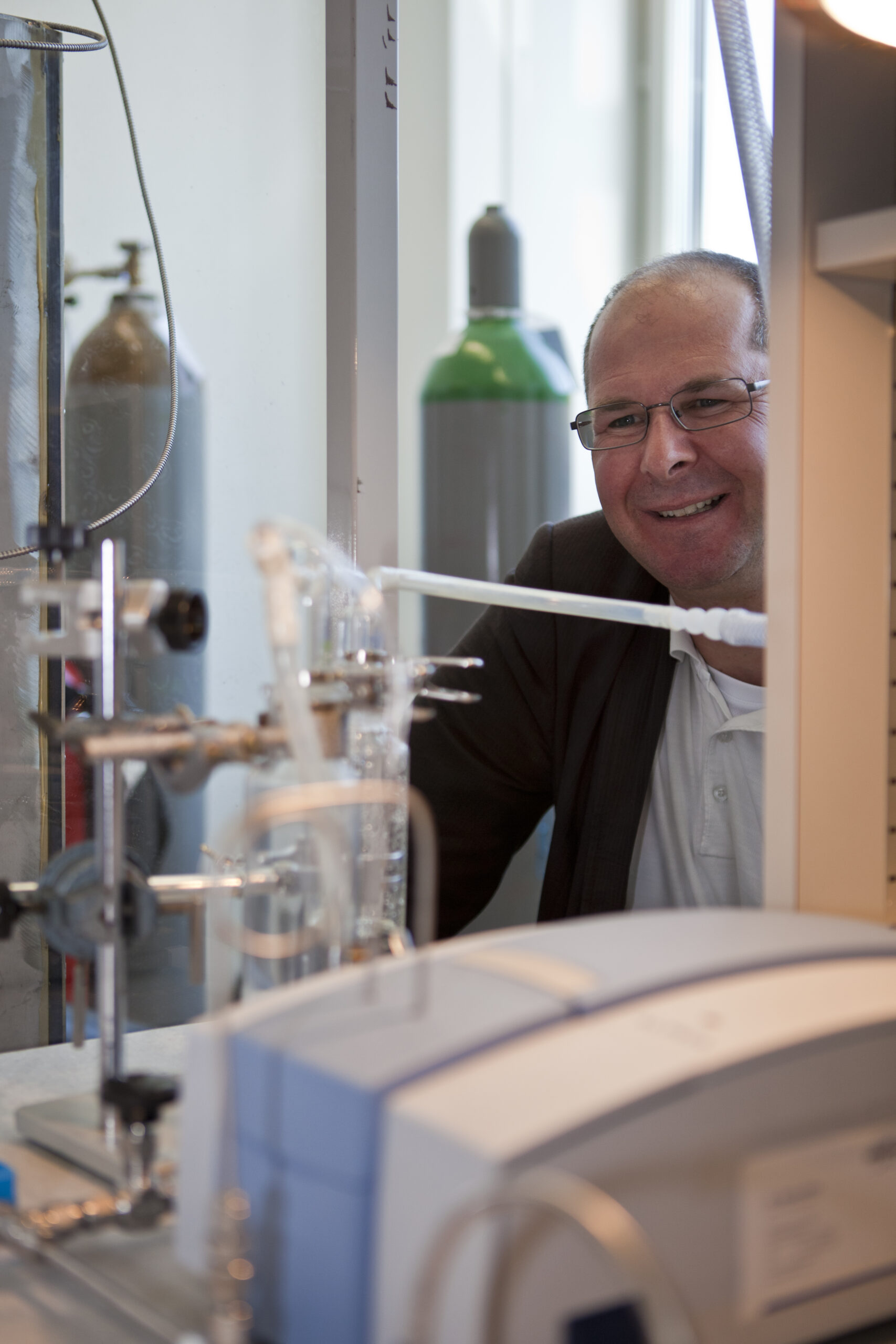 Andreas Züttel è direttore del Laboratorio per i Materiali delle Energie Rinnovabili (LMER) di Sion, nel Cantone Vallese, un’istituzione di ricerca congiunta dell’EMPA (i Laboratori Federali Svizzeri per la Scienza e la Tecnologia dei Materiali di Thun, San Gallo e Dübendorf) e del Politecnico Federale di Losanna