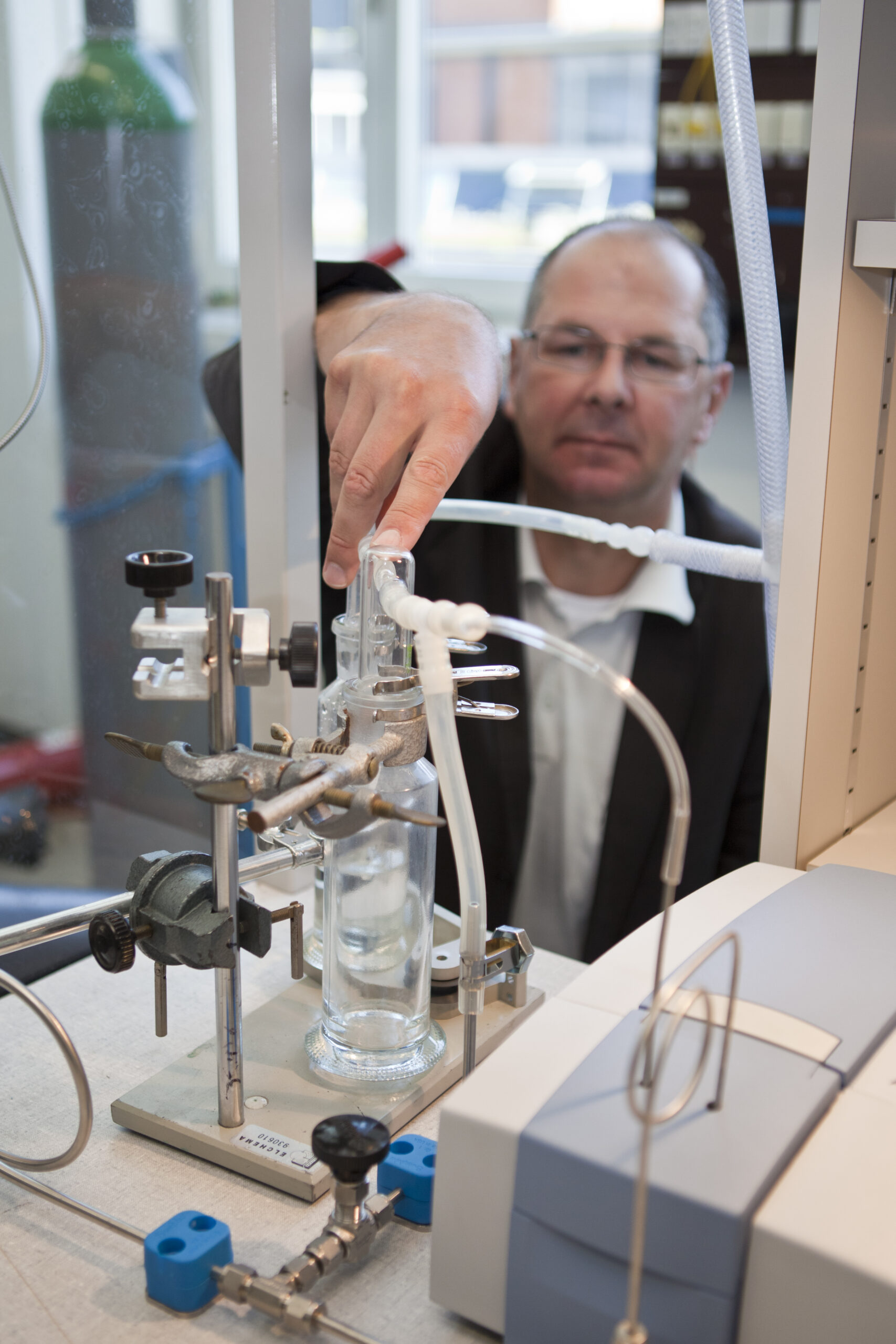 Andreas Züttel è direttore del Laboratorio per i Materiali delle Energie Rinnovabili (LMER) di Sion, nel Cantone Vallese, un’istituzione di ricerca congiunta dell’EMPA (i Laboratori Federali Svizzeri per la Scienza e la Tecnologia dei Materiali di Thun, San Gallo e Dübendorf) e del Politecnico Federale di Losanna
