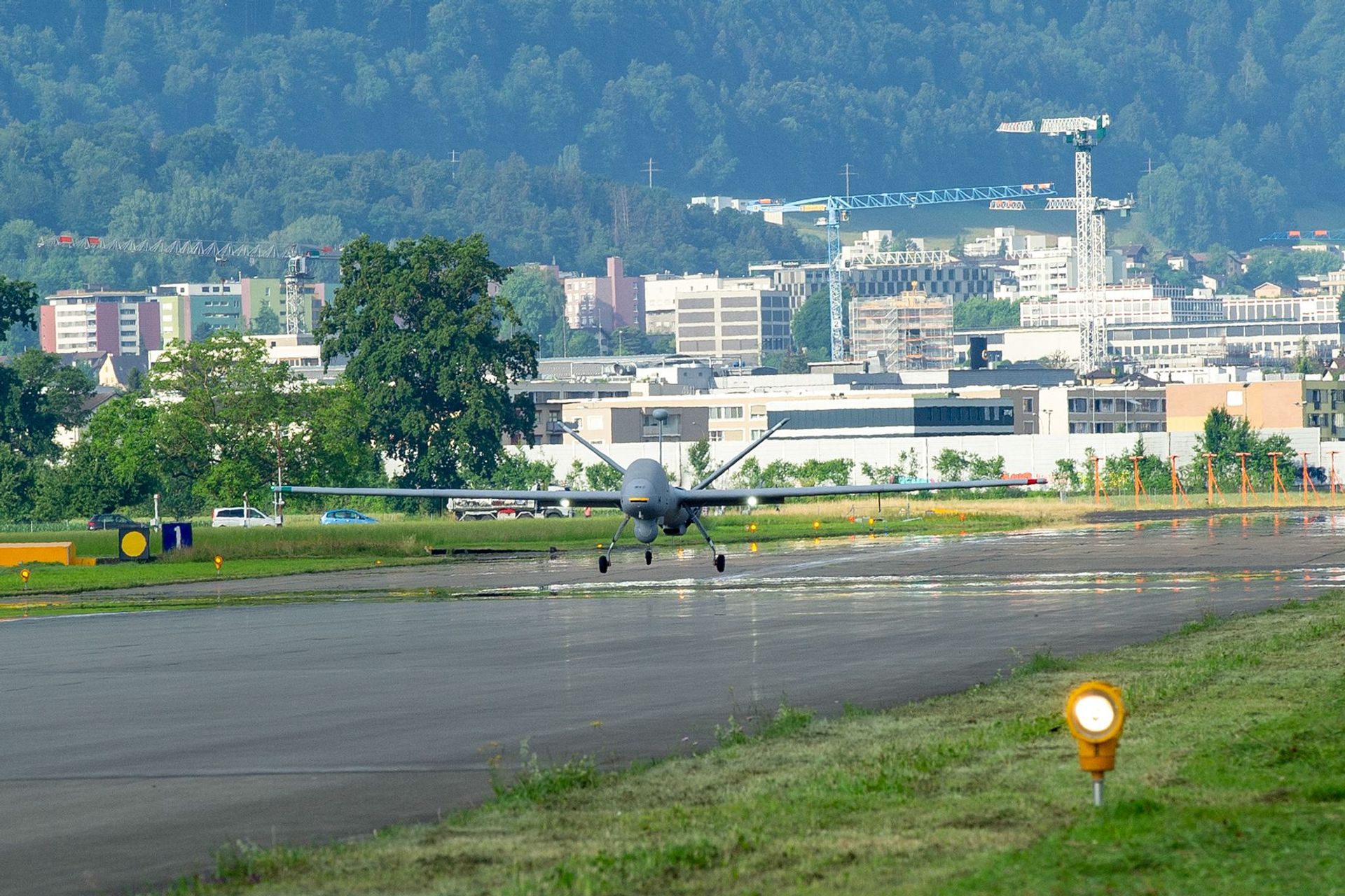 Atterraggio del ricognitore immatricolato D-14 dell'Esercito Svizzero sulla pista dell’aerodromo militare di Emmen