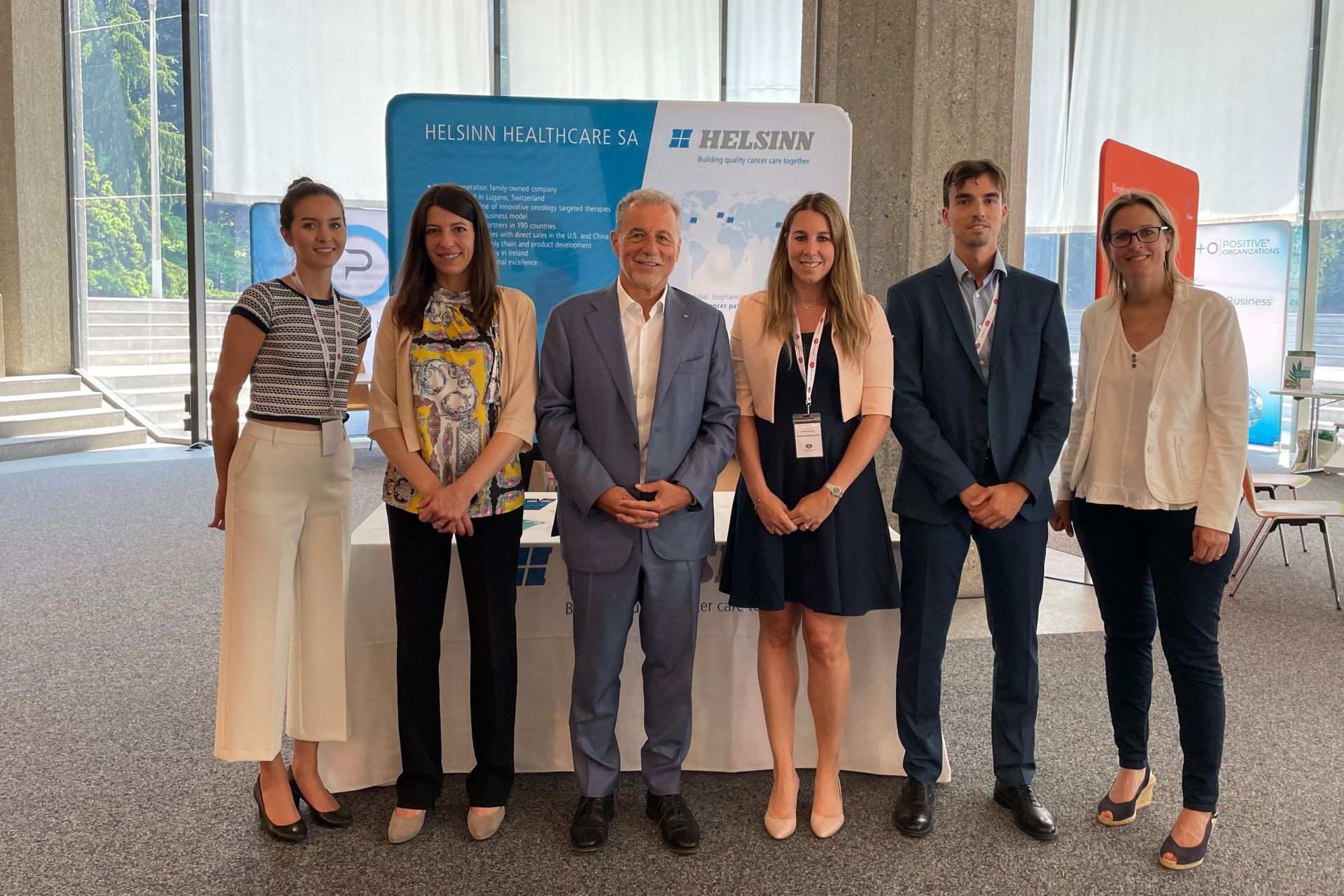 Giorgio Calderari, CEO del gruppo Helsinn, ha festeggiato con i propri collaboratori i quarant'anni di Farma Industria Ticino