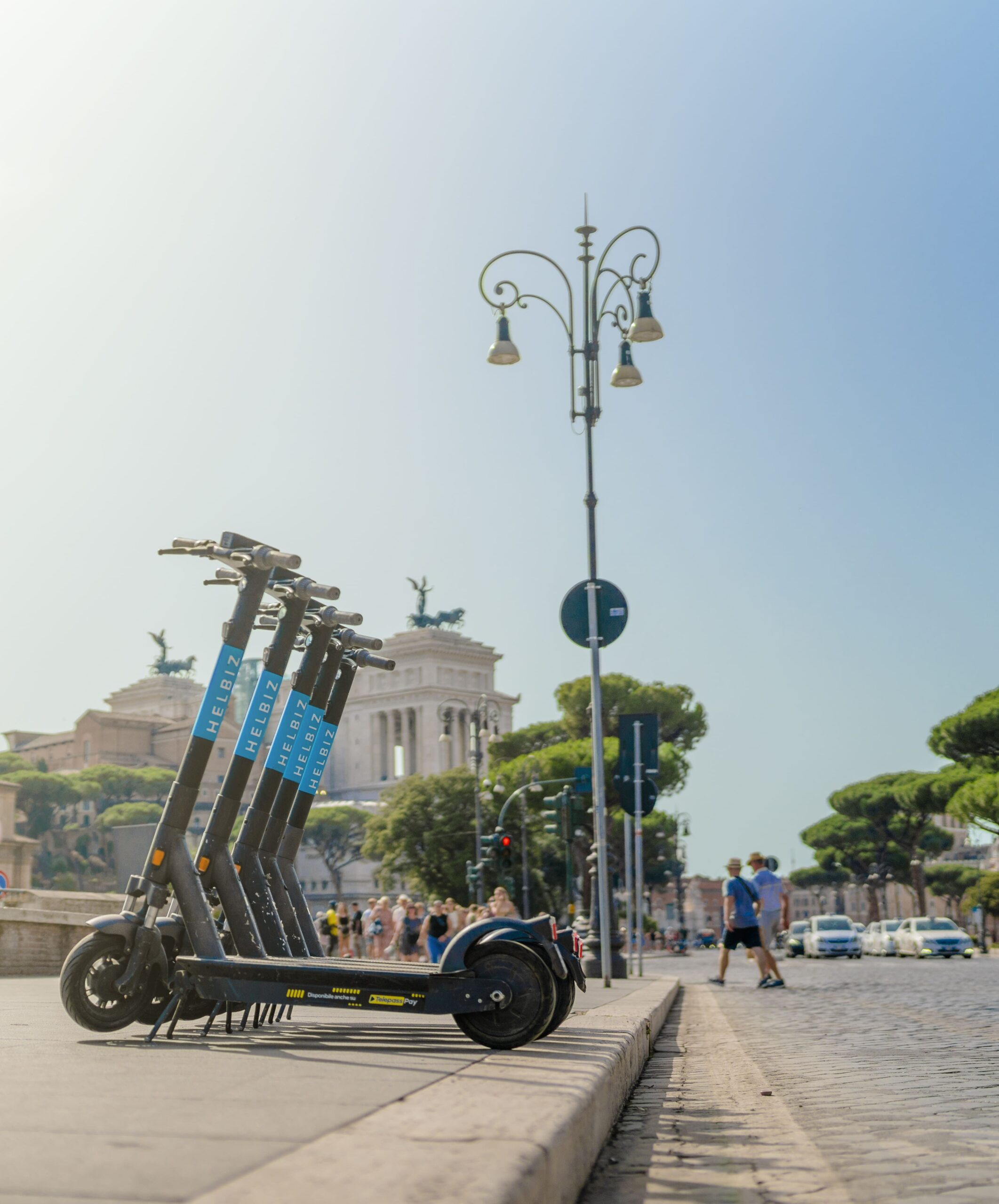 Helbiz ha lanciato il cosiddetto "parcheggio incentivato", prevedendo sconti per chi lascia il monopattino in determinate aree