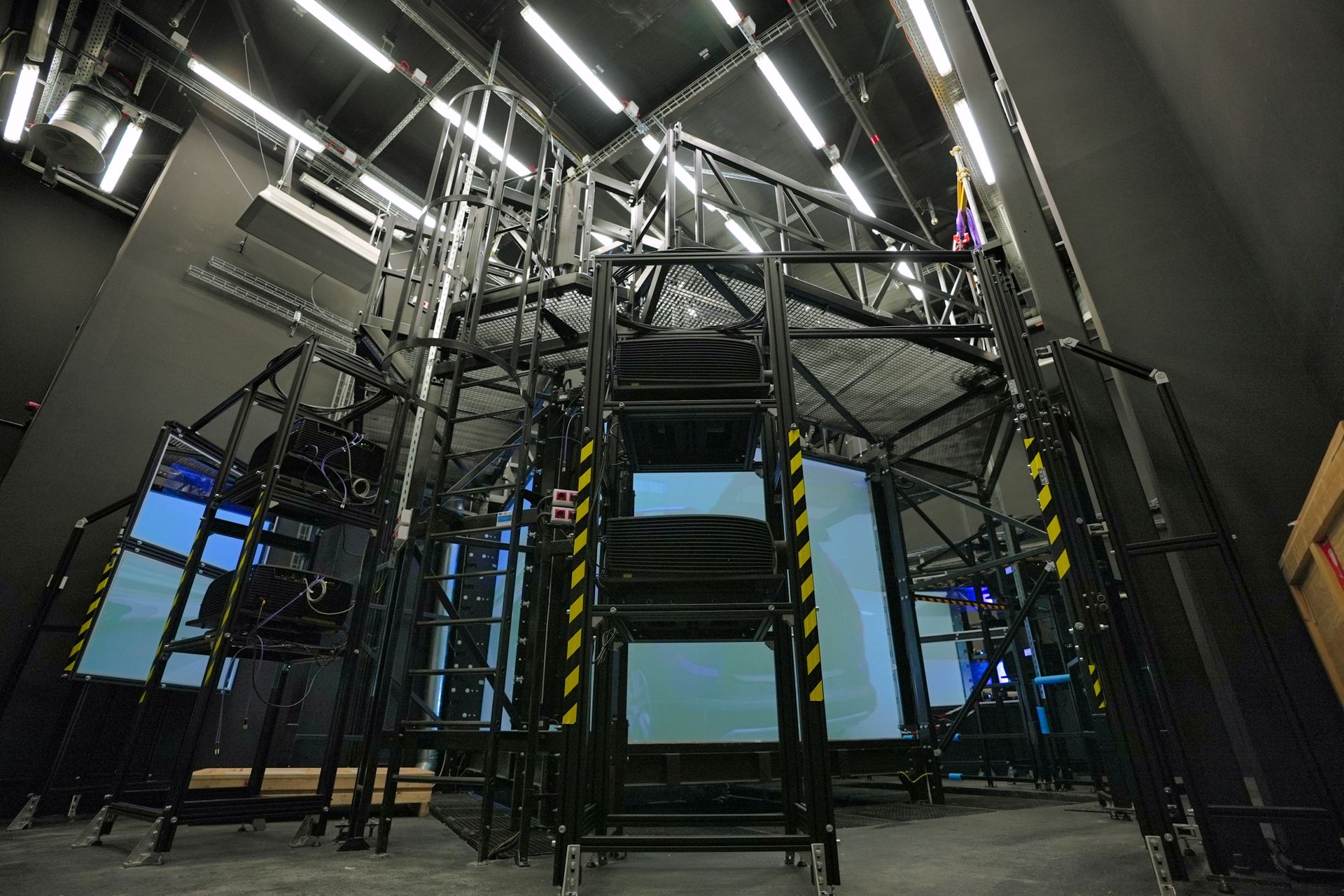 Il CAVE o “Cave Automatic Virtual Environment” in lingua inglese, adottato dalla Dacia nel Centro Tecnico di Titu, a 45 minuti da Bucarest in Romania, è un sistema di realtà virtuale che permette di muoversi intorno e dentro al veicolo in fase di progettazione